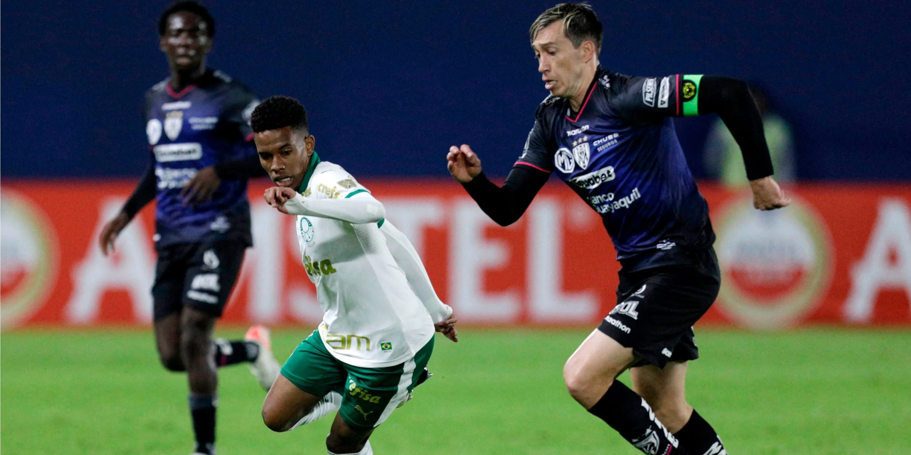 Estêvão Willian được giới thiệu trong buổi họp báo