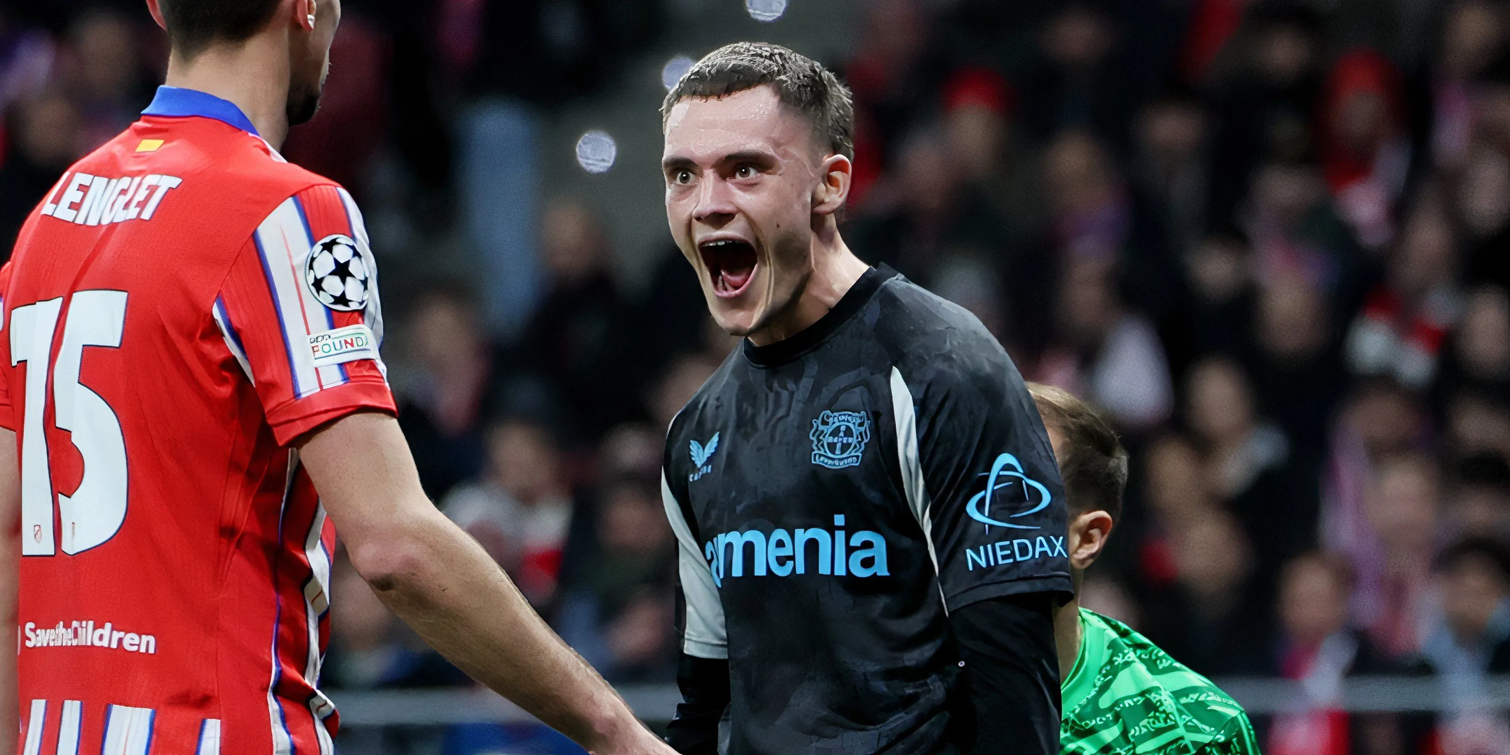 Florian Wirtz trong pha tranh bóng cùng cầu thủ đối phương cho Bayer Leverkusen