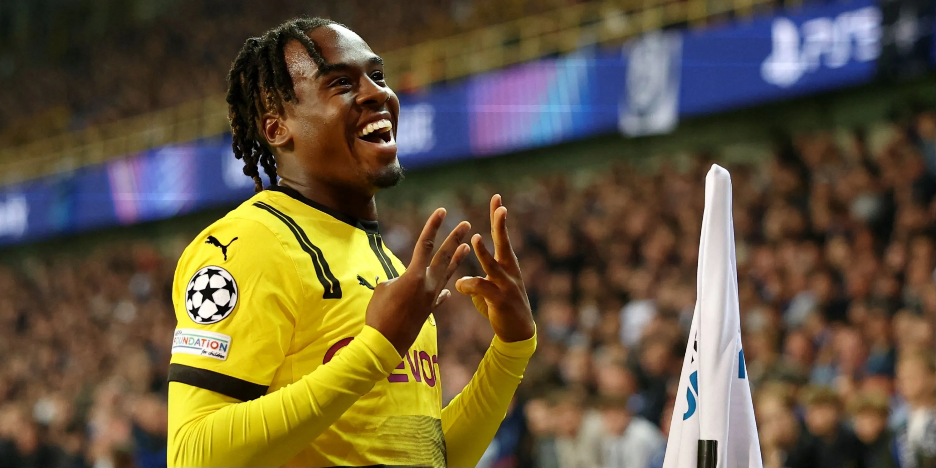 Jamie Gittens thực hiện pha đi bóng cho Borussia Dortmund