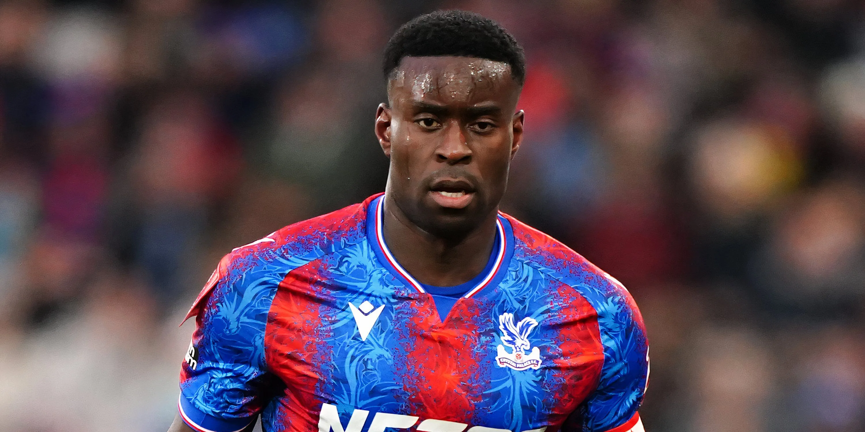 Marc Guehi trong màu áo Crystal Palace thi đấu trên sân cỏ