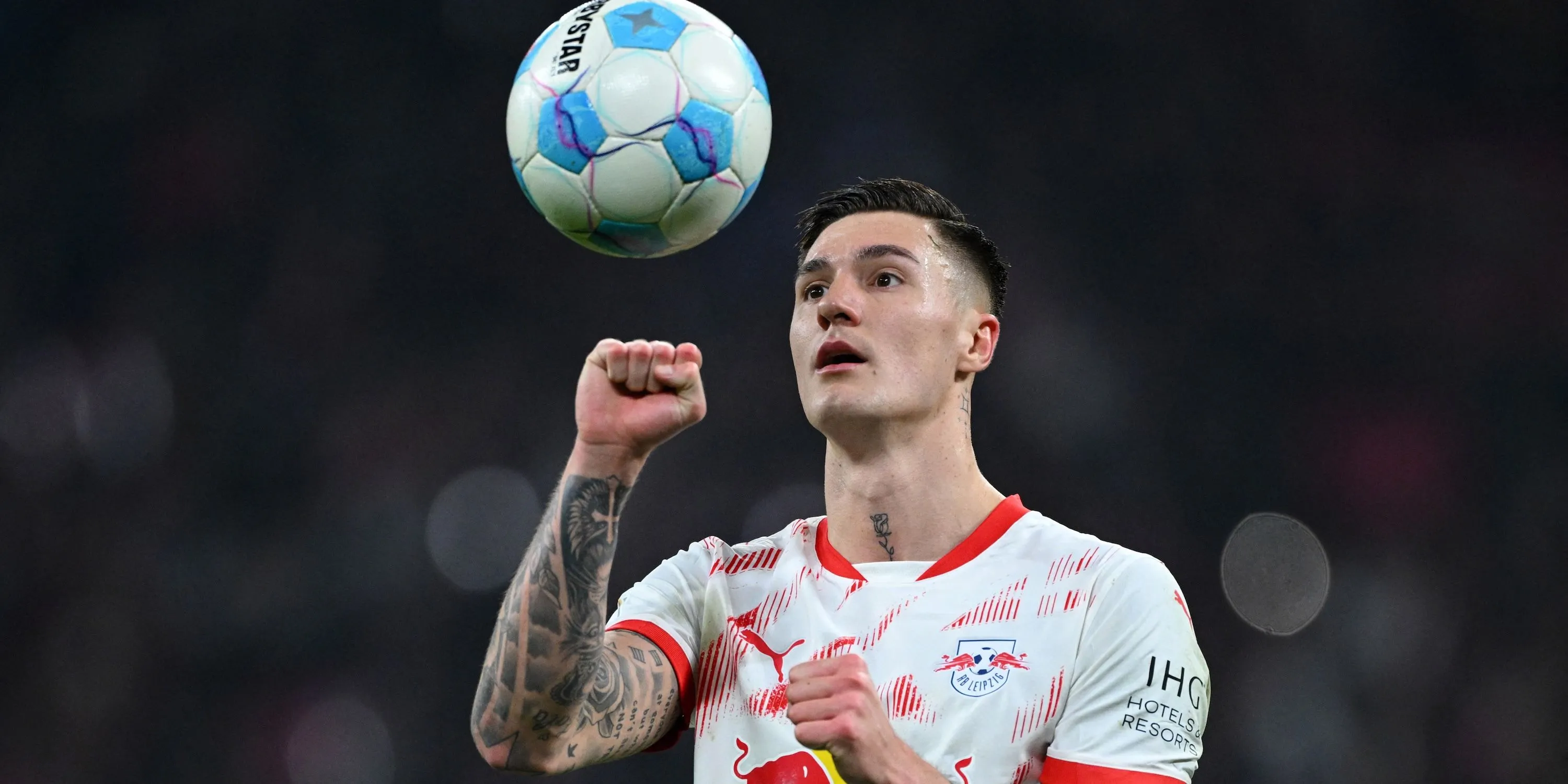 Tiền đạo Benjamin Sesko của RB Leipzig chuẩn bị thực hiện phạt đền