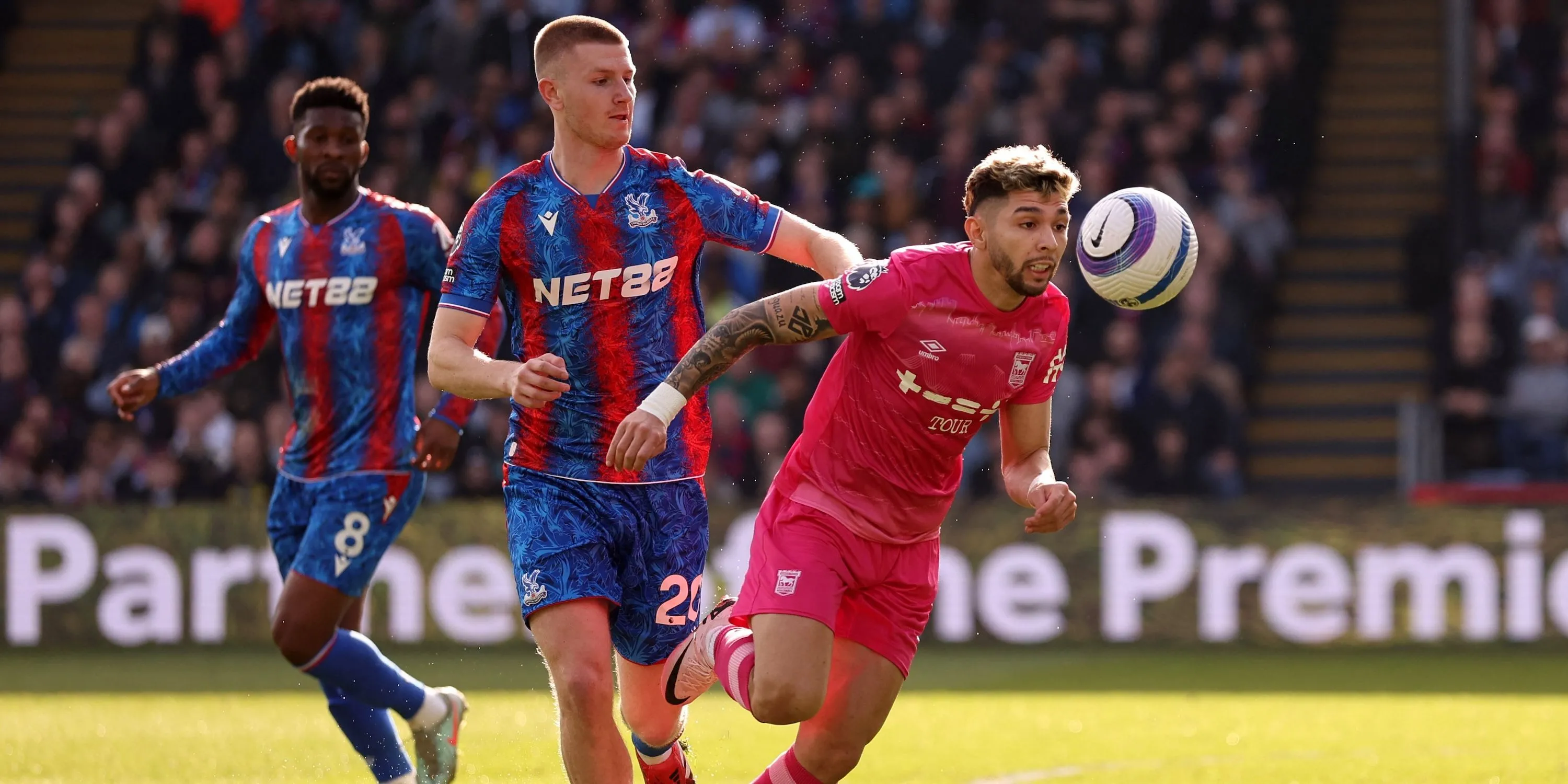 Tiền vệ Adam Wharton của Crystal Palace trong trận đấu