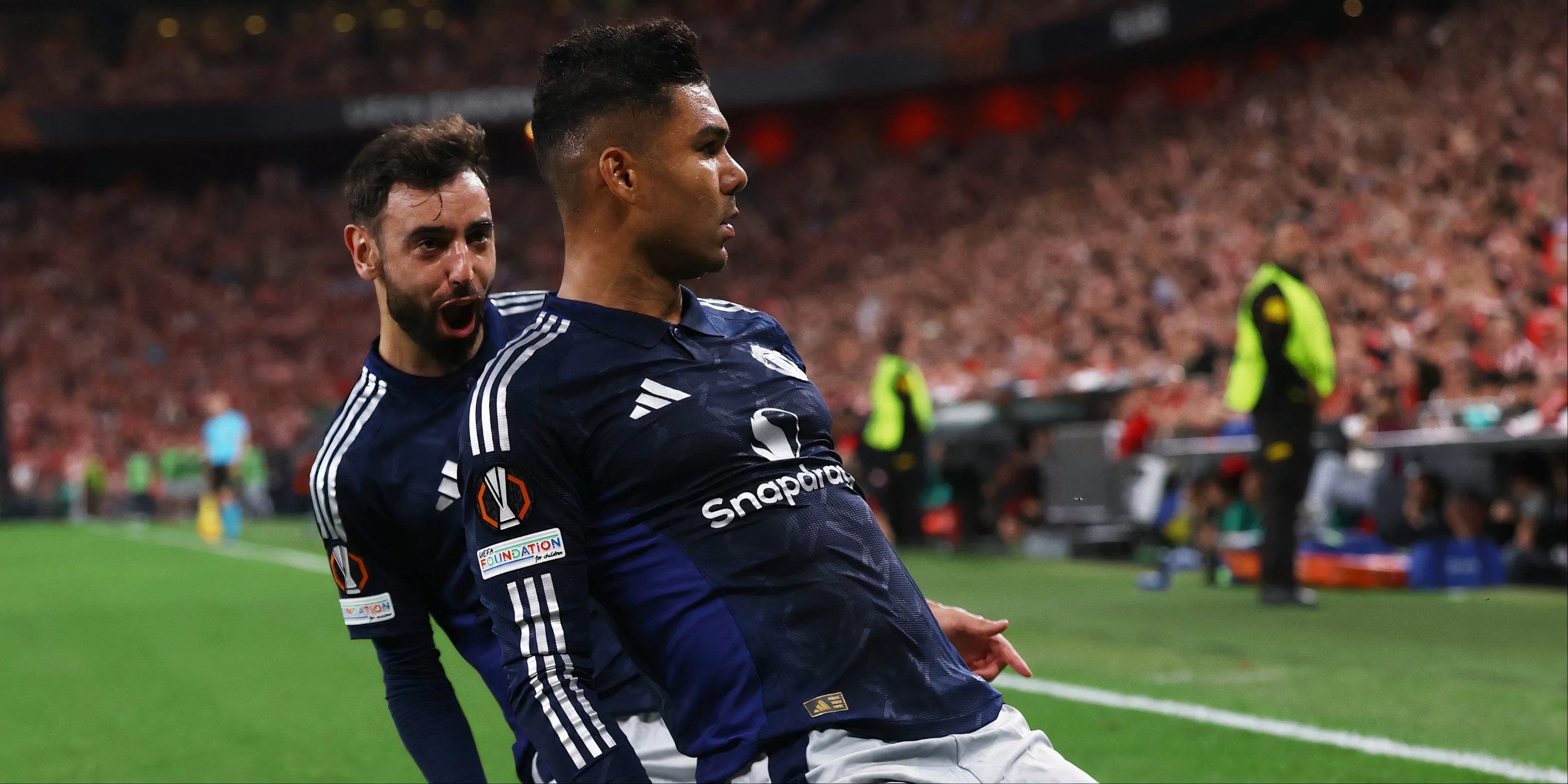 Tiền vệ Casemiro cùng đồng đội Bruno Fernandes của Man Utd thi đấu, thông tin về khả năng Casemiro rời đội