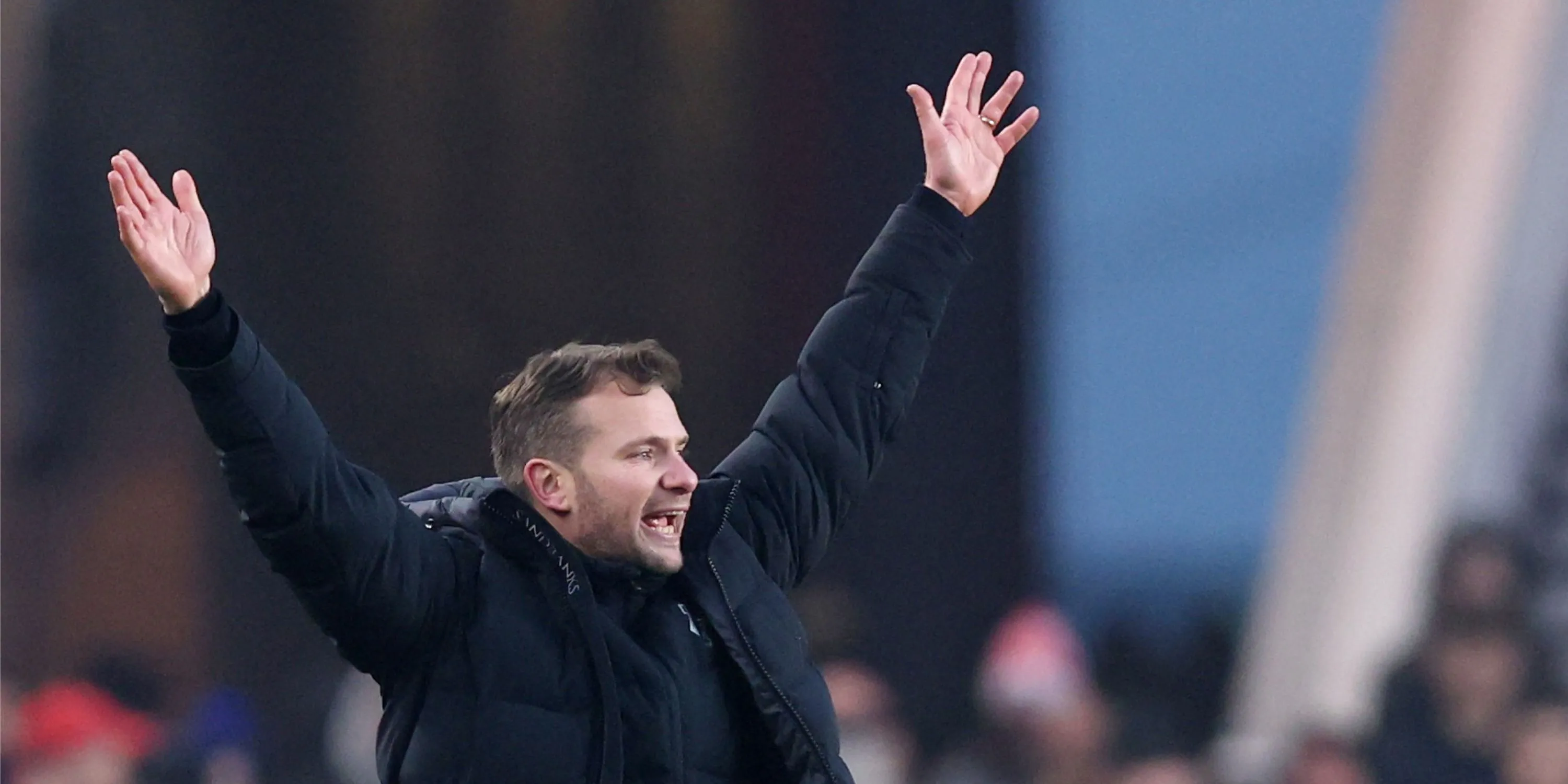 Tom Cleverley trên khán đài theo dõi trận đấu