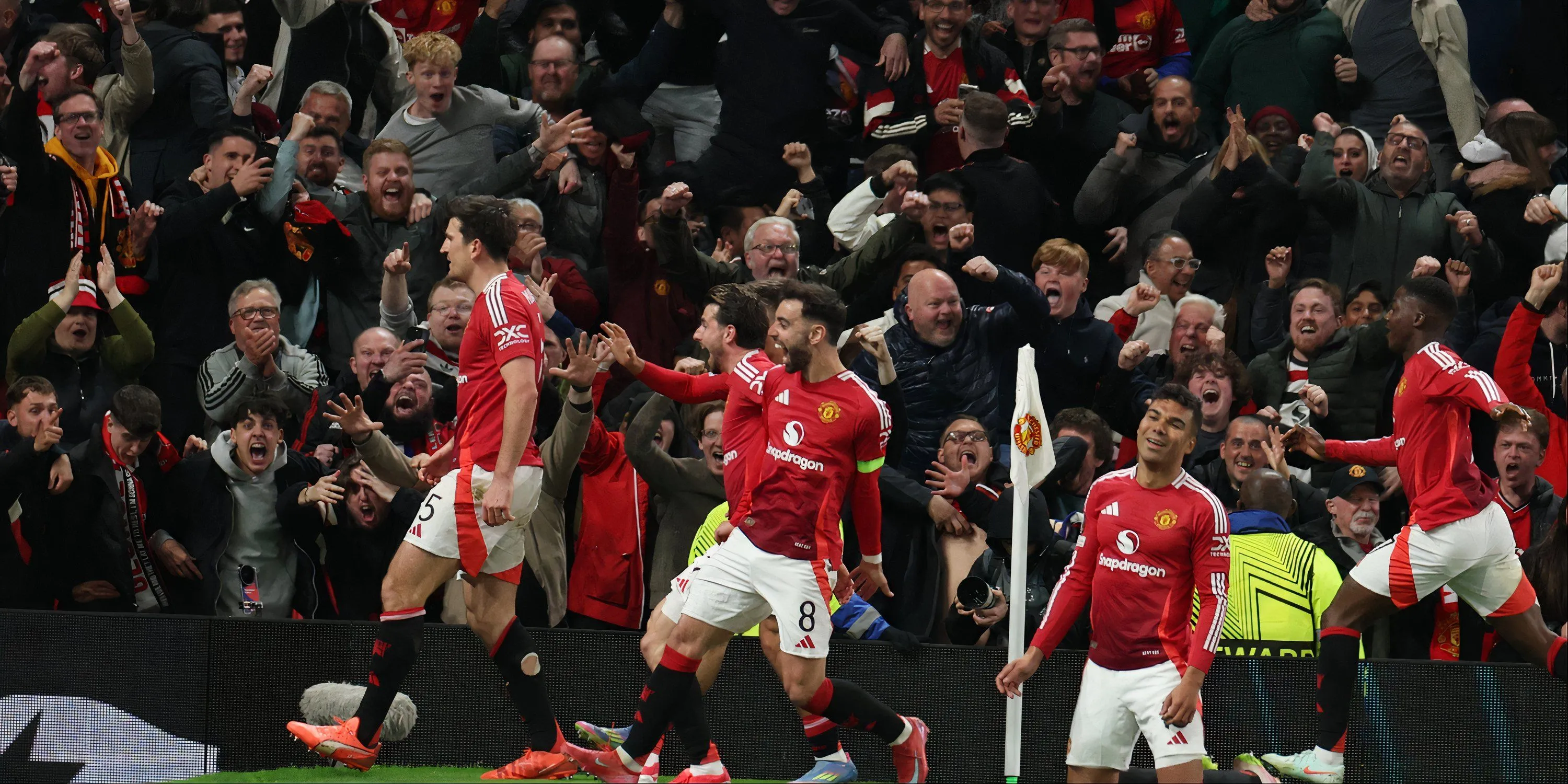 Trung vệ Harry Maguire của Man Utd trong một trận đấu tại Europa League, bối cảnh cần bổ sung hàng thủ
