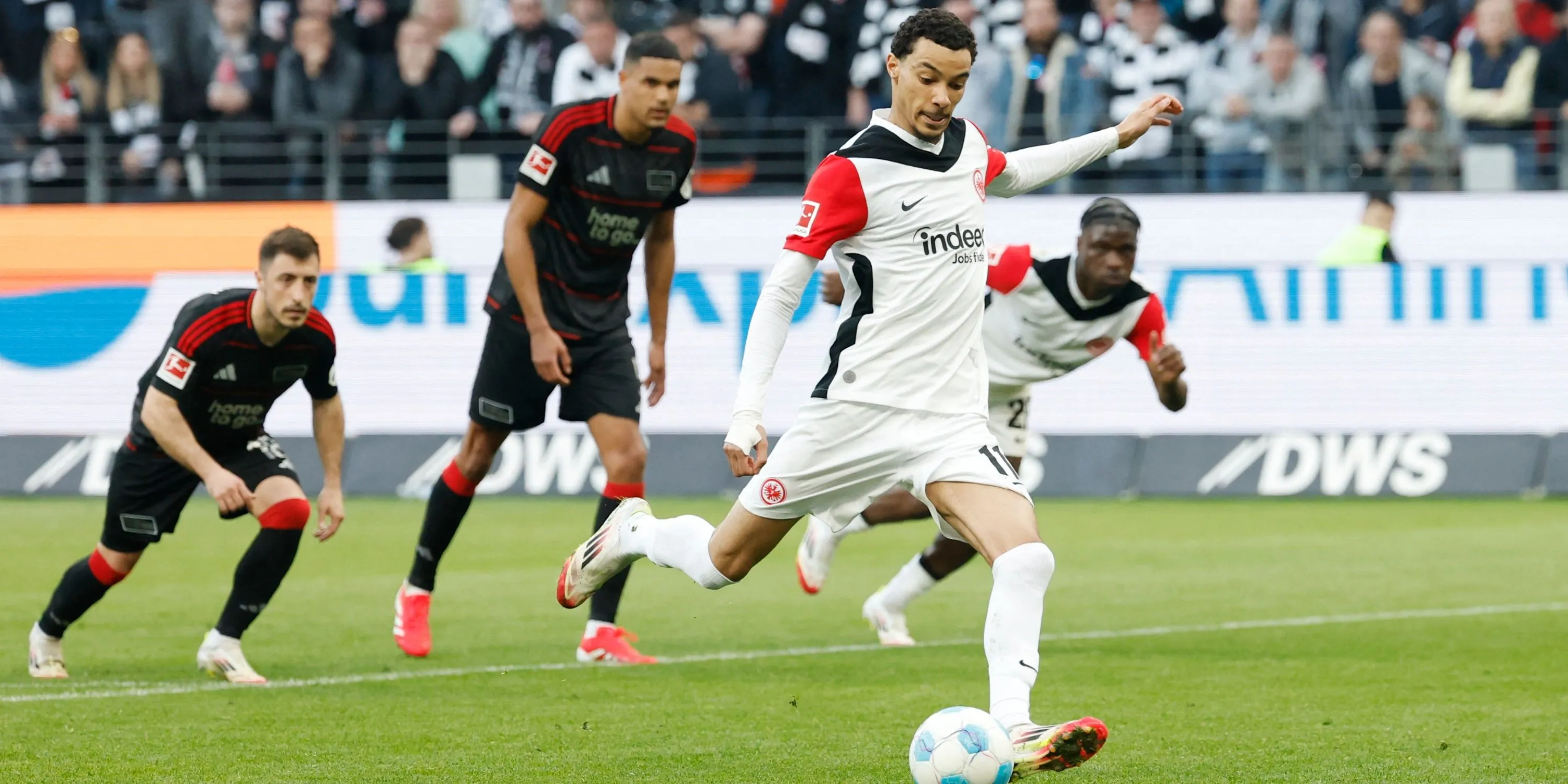 Hugo Ekitike thi đấu năng nổ cho Eintracht Frankfurt
