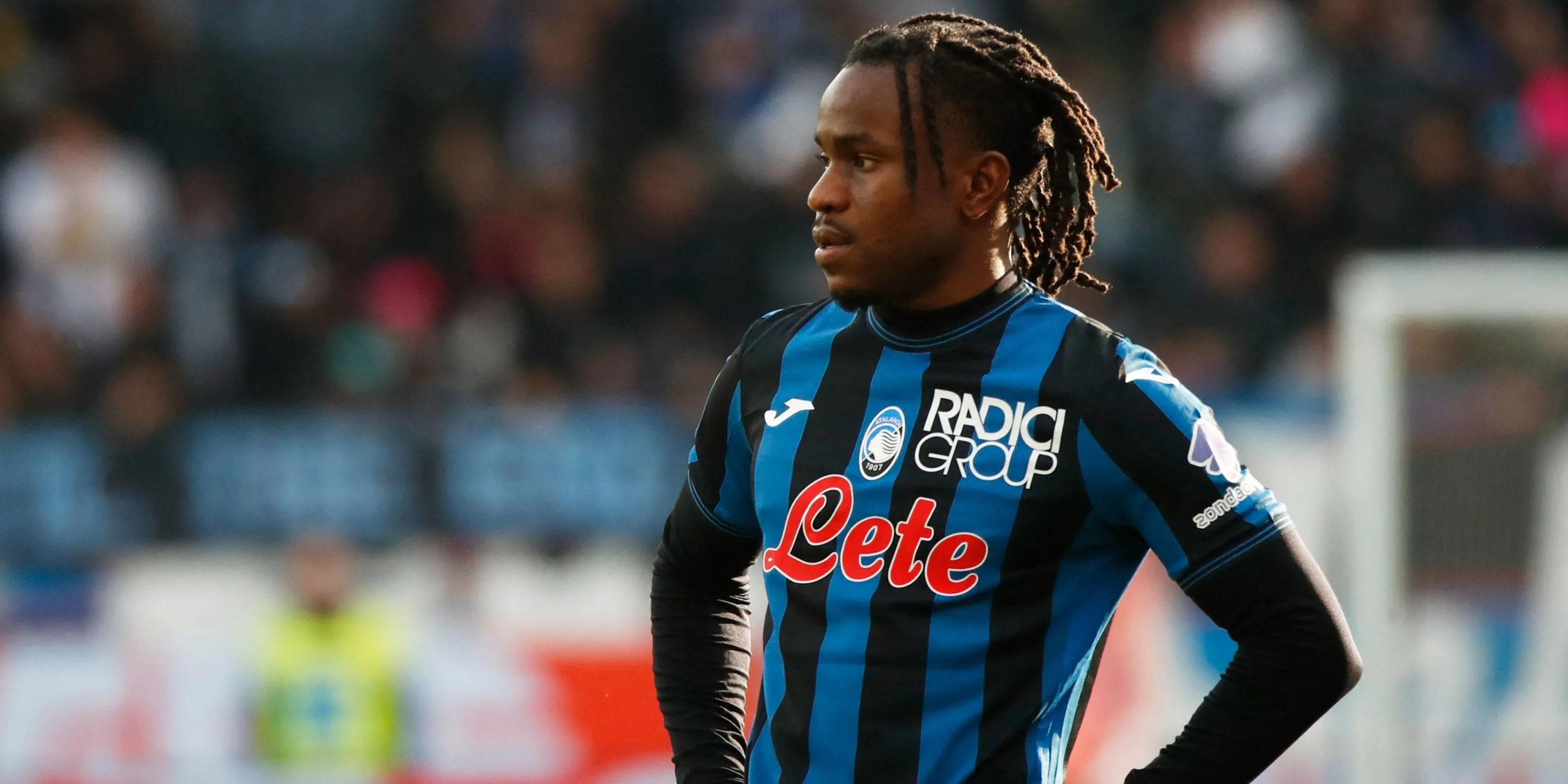 Ademola Lookman trên sân cỏ trong màu áo Atalanta