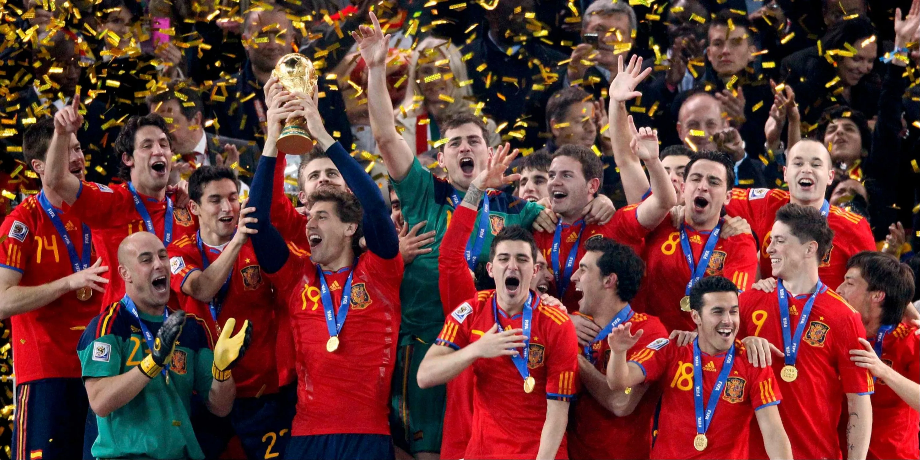 Các cầu thủ đội tuyển Tây Ban Nha ăn mừng chiến thắng tại World Cup 2010, đỉnh cao của kỷ nguyên tiki-taka