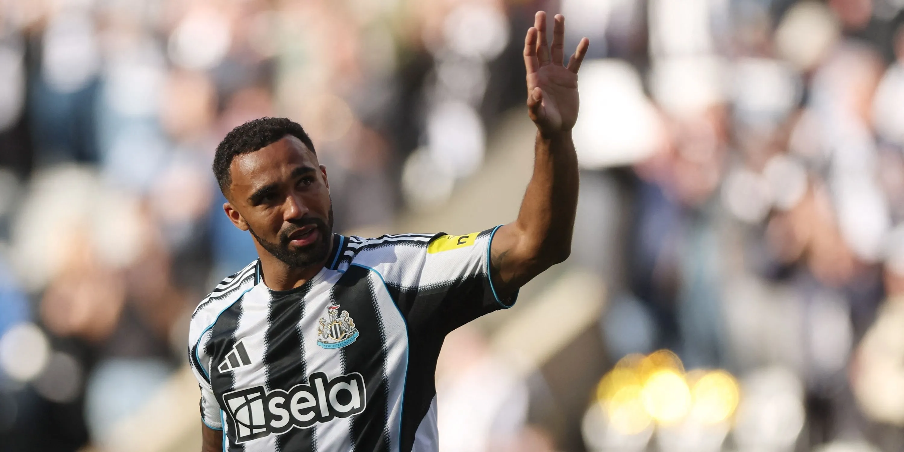 Callum Wilson vẫy chào người hâm mộ Newcastle United sau trận đấu