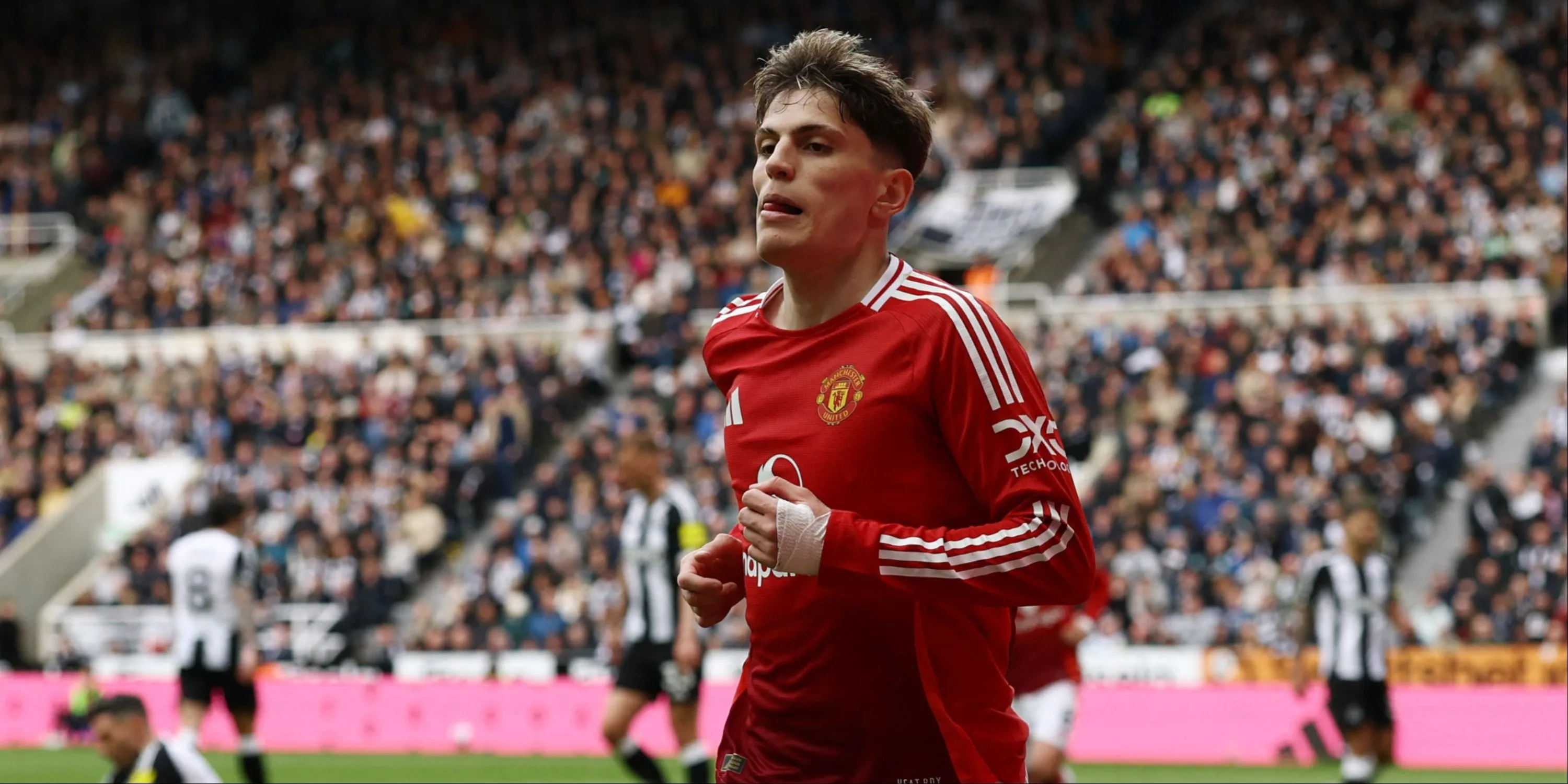 Cầu thủ Alejandro Garnacho của Manchester United đang thi đấu