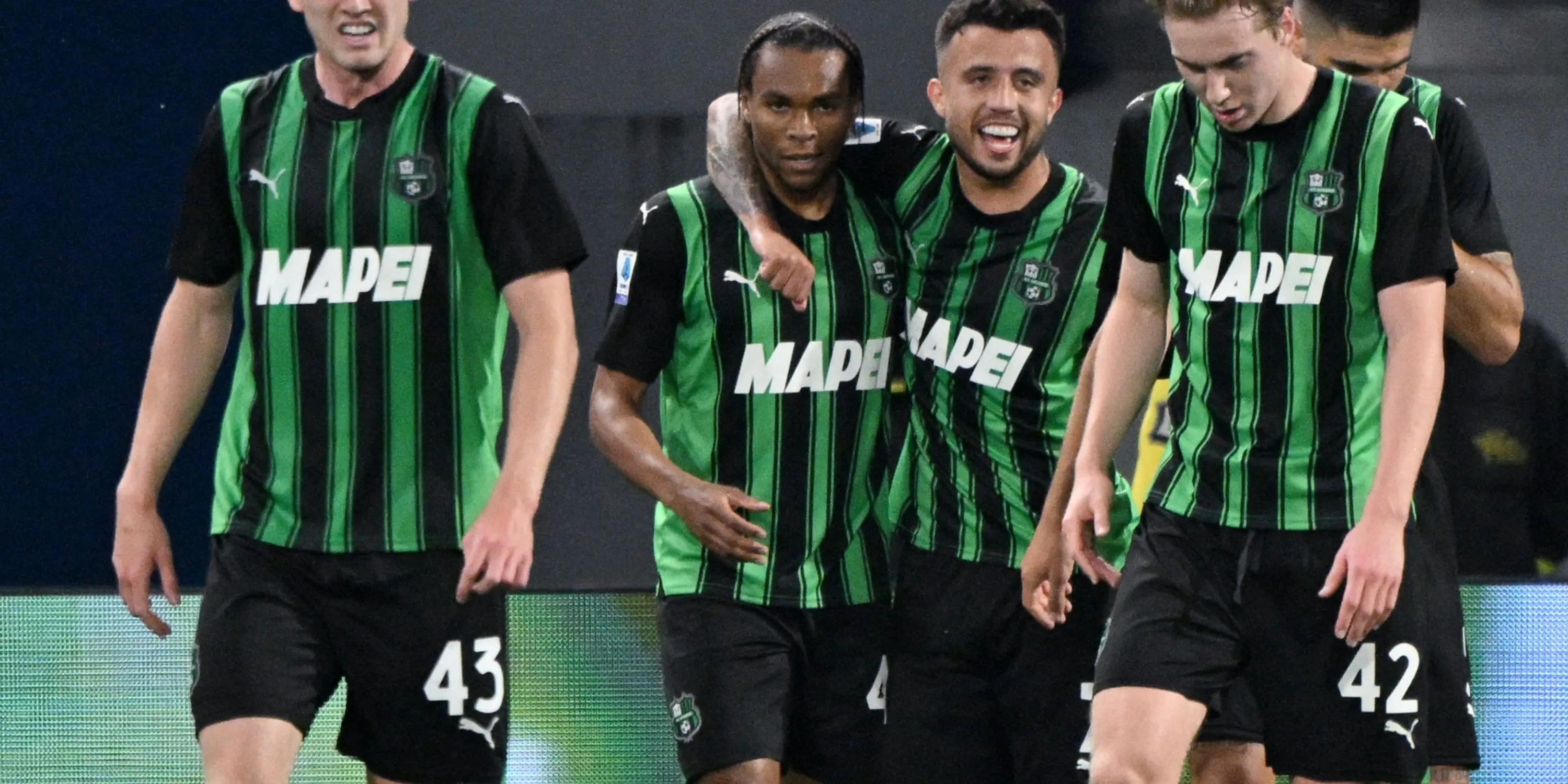 Cầu thủ chạy cánh Armand Lauriente ăn mừng bàn thắng cho Sassuolo