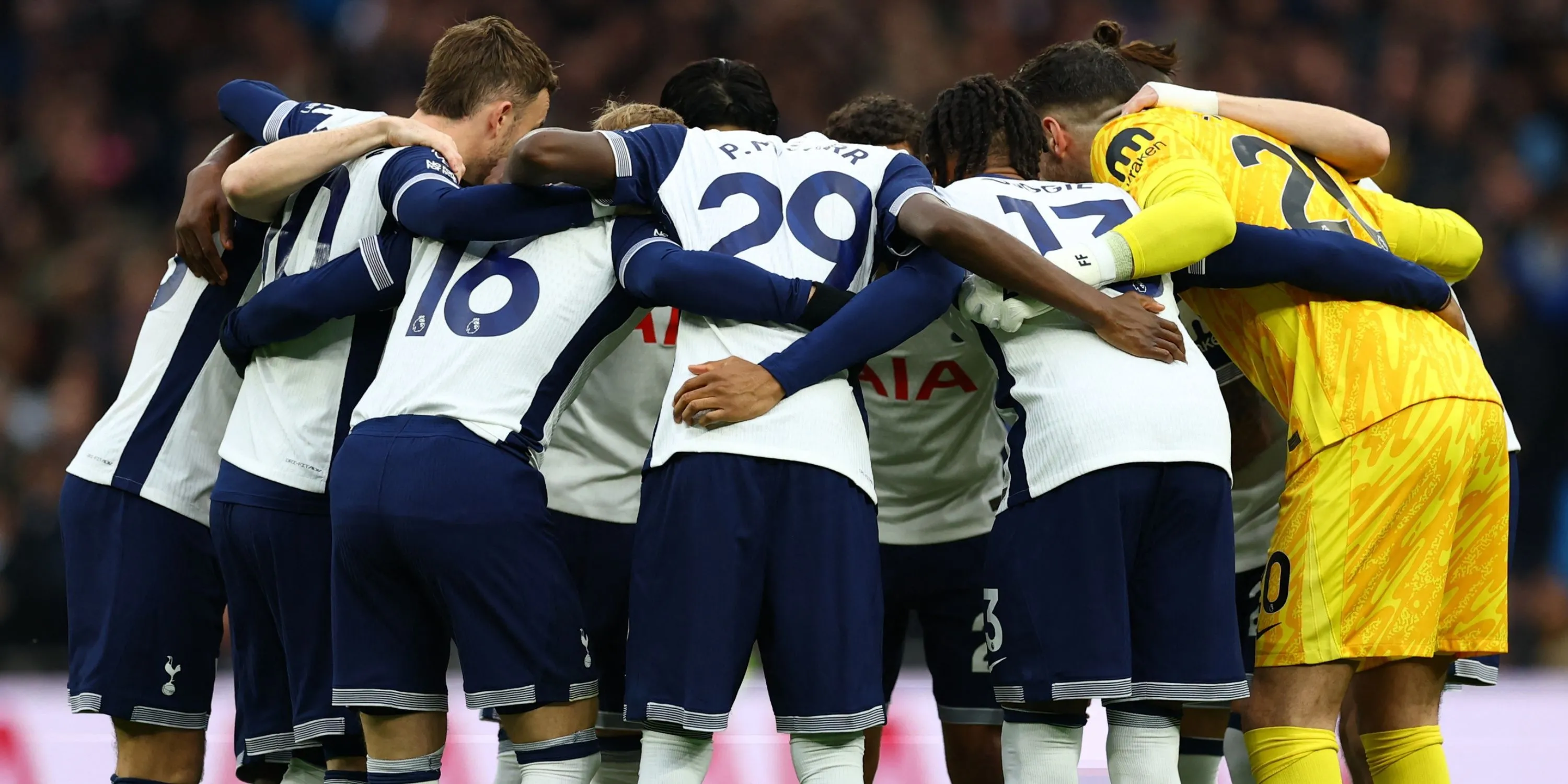 Cầu thủ Tottenham ăn mừng bàn thắng tại Ngoại hạng Anh, thể hiện tinh thần đội bóng