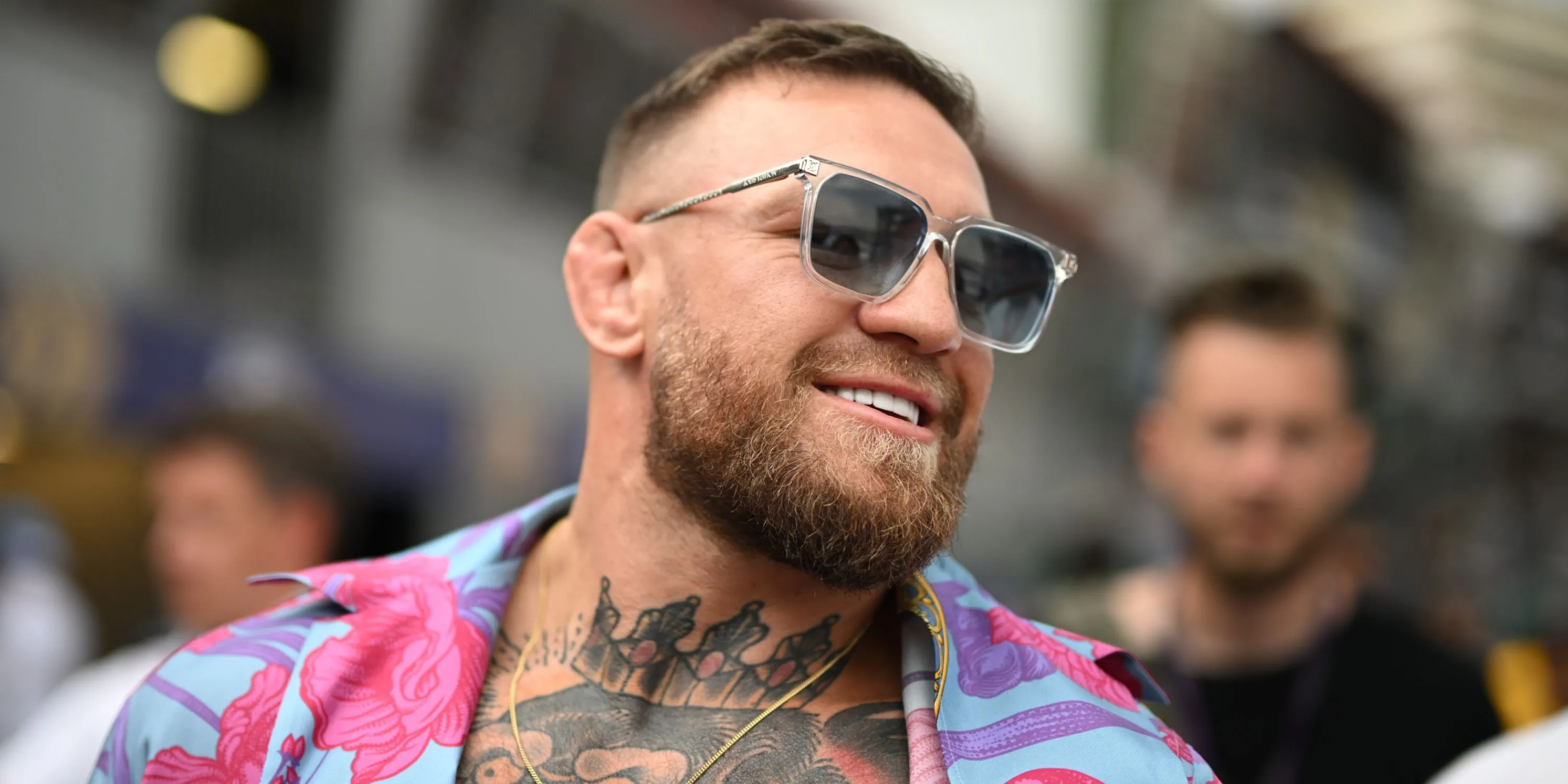 Conor McGregor trong trang phục của Manchester United