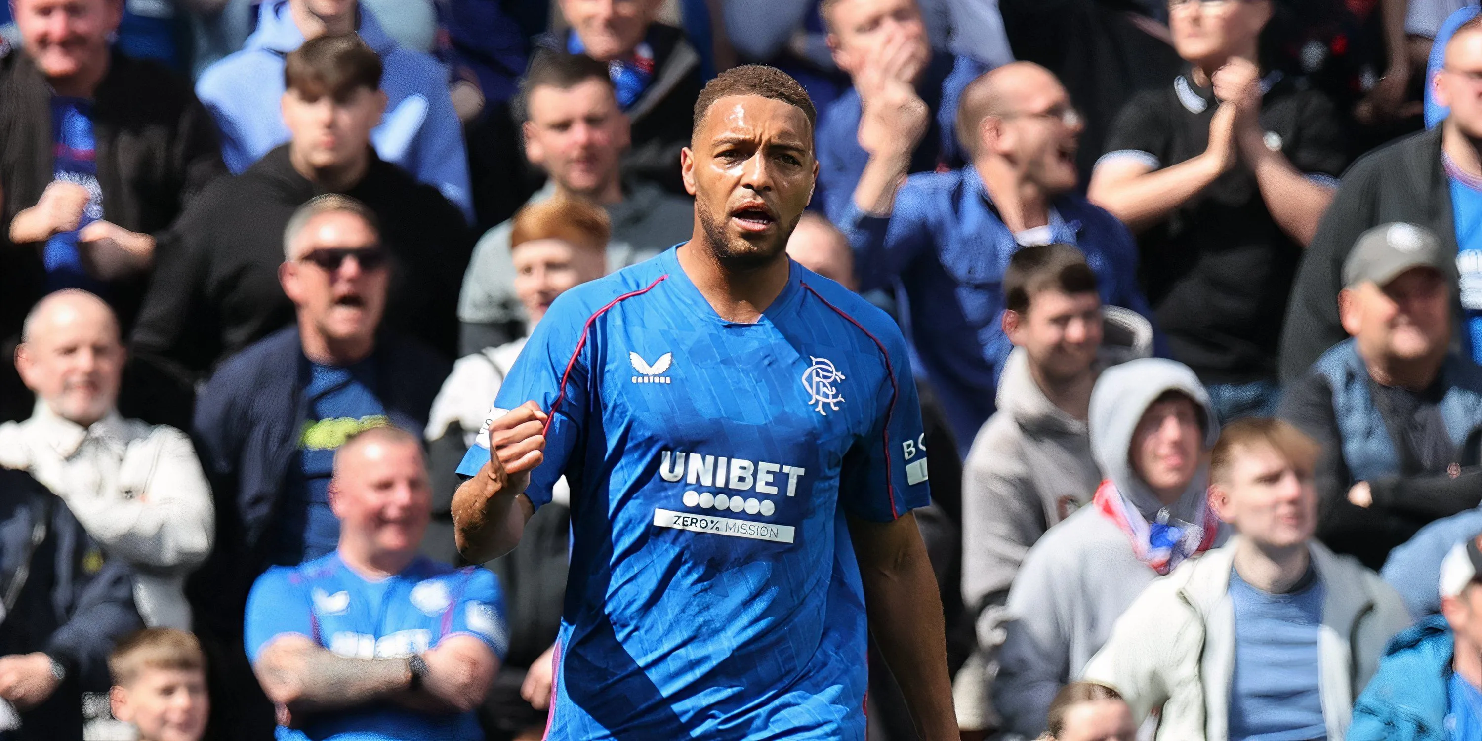 Cyriel Dessers thi đấu cho Rangers đối đầu Celtic