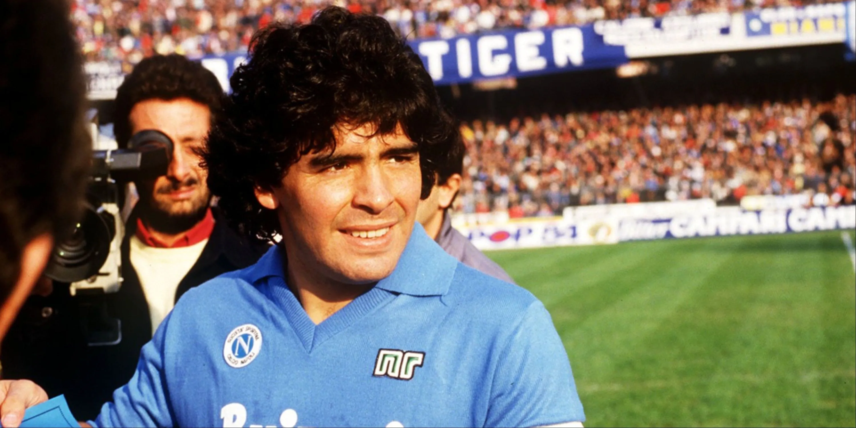 Diego Maradona trong màu áo Napoli với pha rê dắt bóng khéo léo, thể hiện phong độ đỉnh cao của huyền thoại bóng đá Argentina.