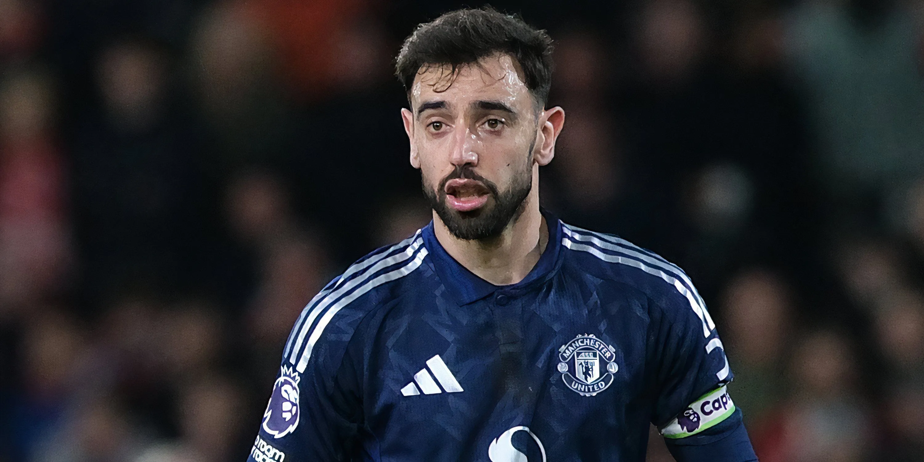 Đội trưởng Bruno Fernandes trong một trận đấu của Manchester United