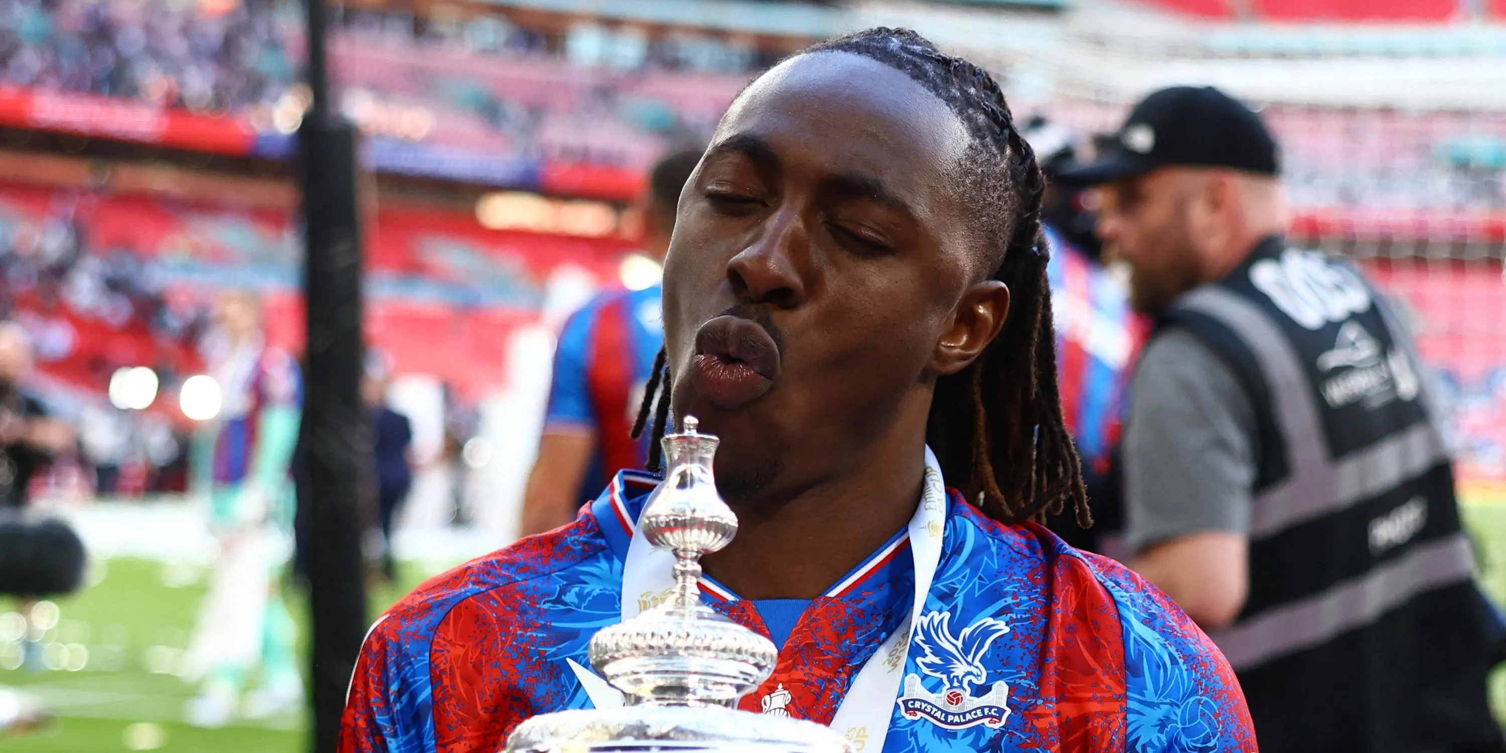 Eberechi Eze của Crystal Palace ăn mừng cùng chiếc cúp sau khi vô địch FA Cup