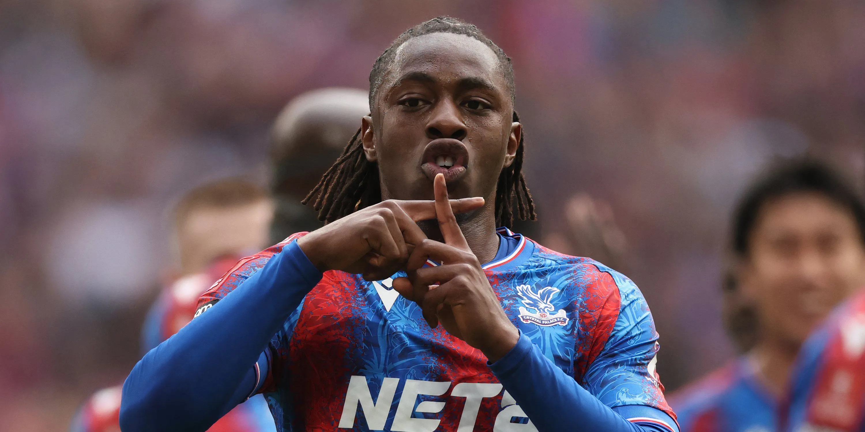 Eberechi Eze trong màu áo Crystal Palace đang thi đấu