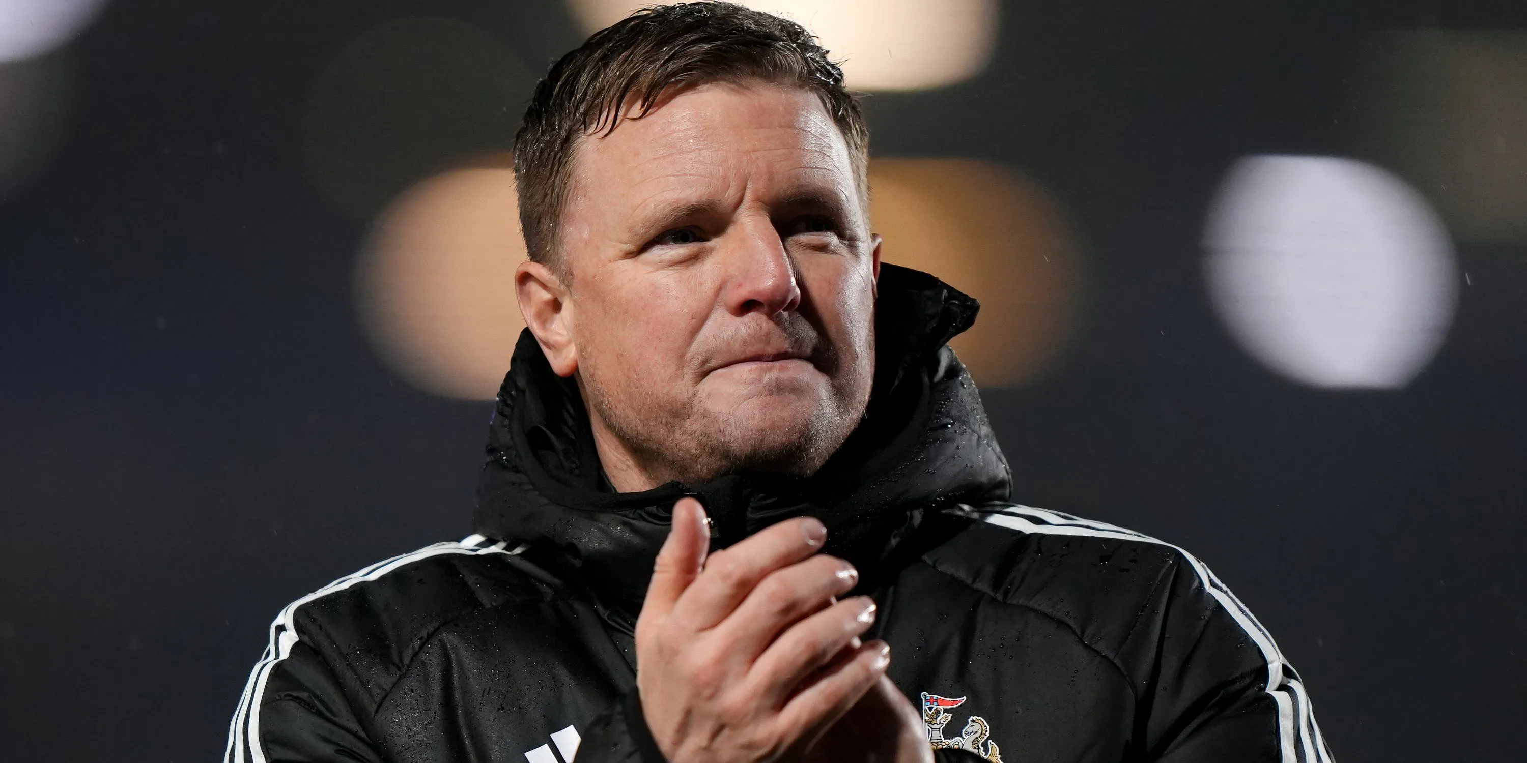 Eddie Howe, thuyền trưởng Newcastle United vỗ tay trên sân