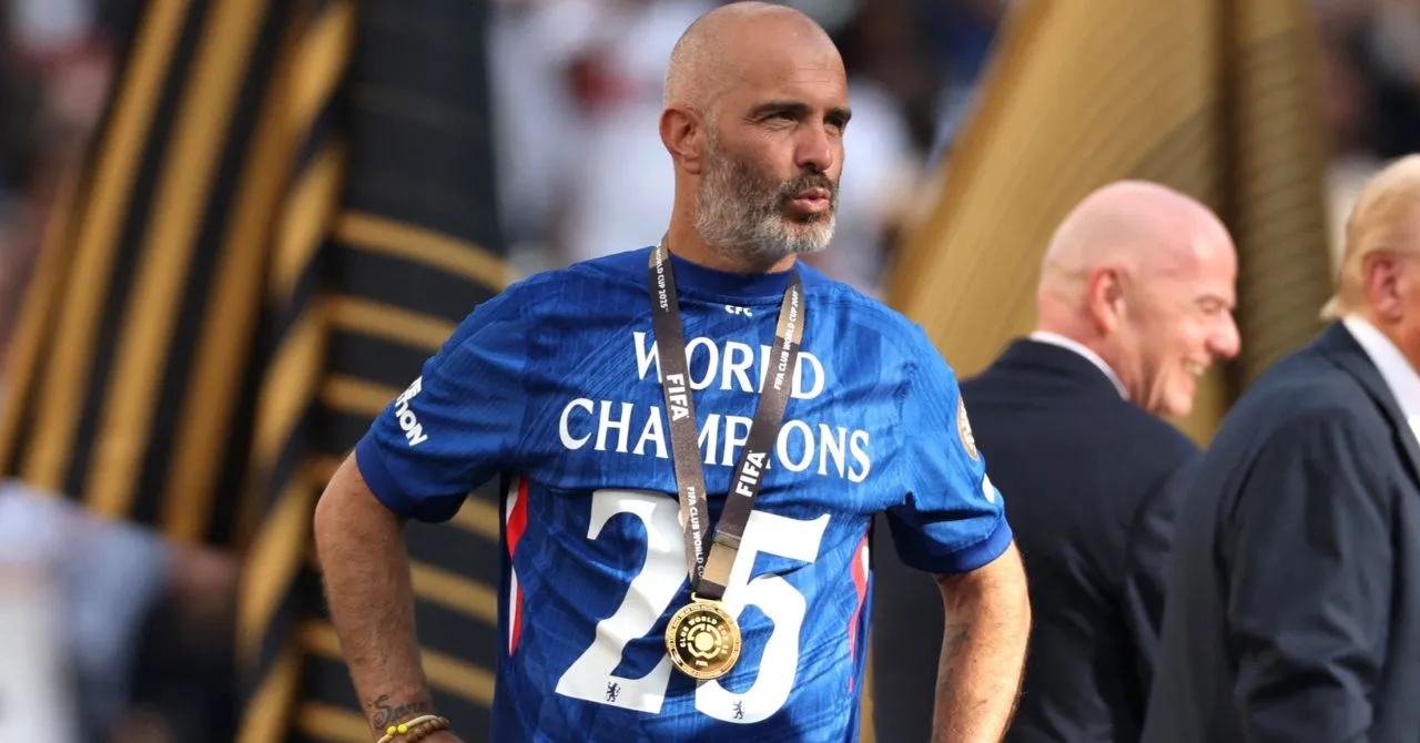 Enzo Maresca, tân huấn luyện viên của Chelsea, trong một buổi chụp ảnh