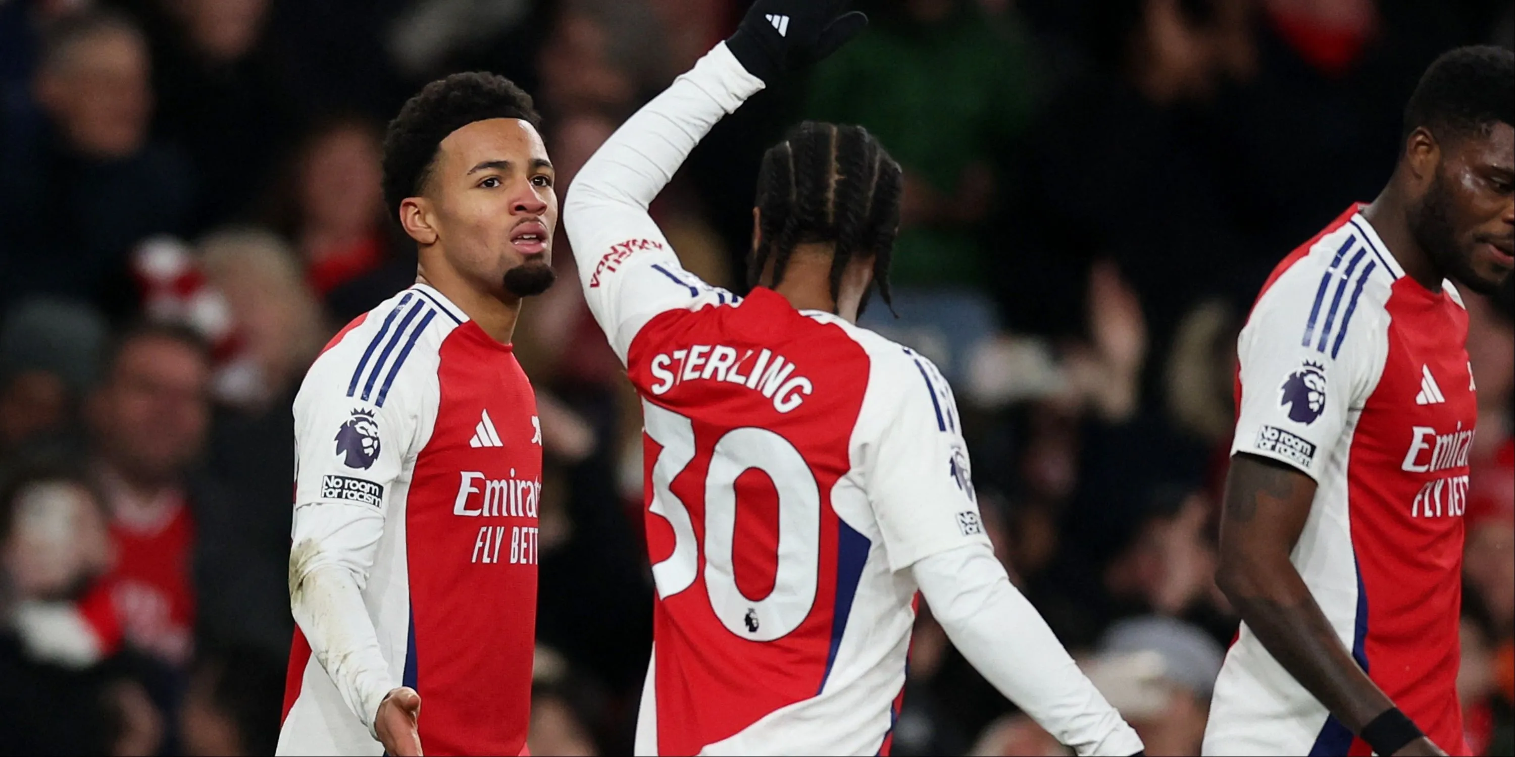 Ethan Nwaneri đối đầu Raheem Sterling trong trận đấu của Arsenal
