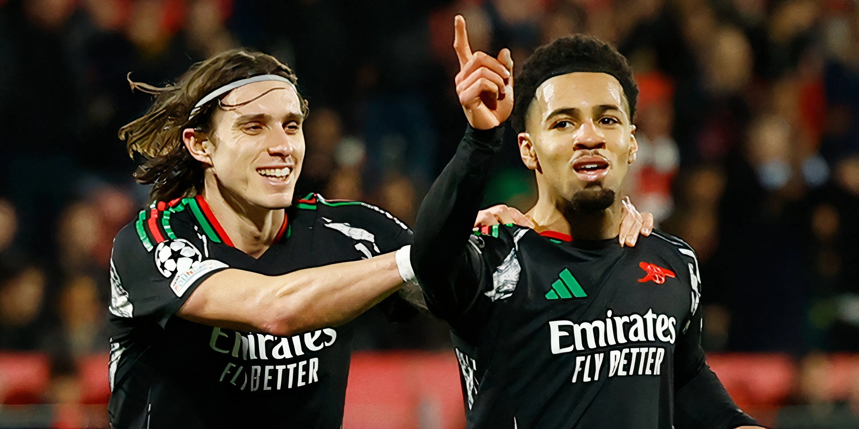 Ethan Nwaneri tranh bóng với cầu thủ đối phương tại Champions League