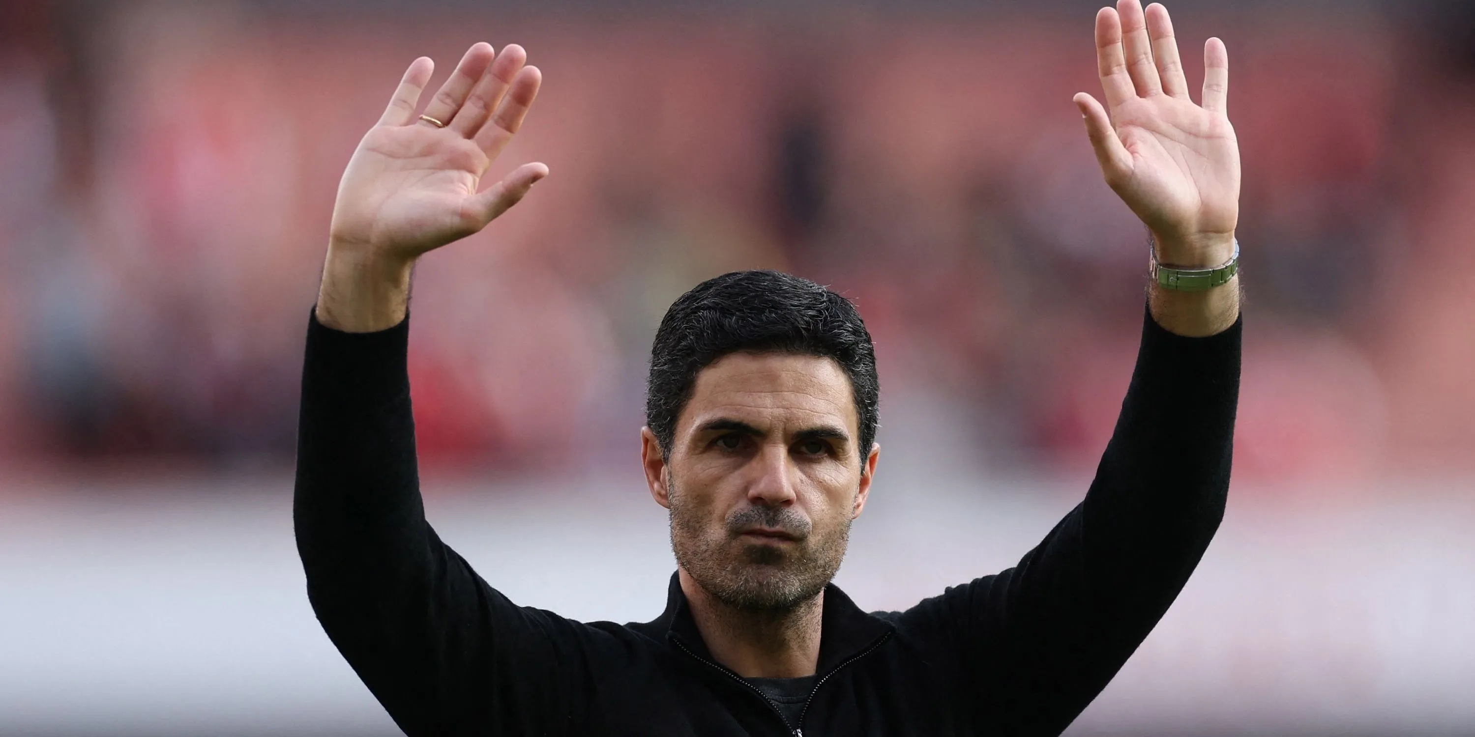 Huấn luyện viên Mikel Arteta của Arsenal vẫy chào người hâm mộ tại Emirates