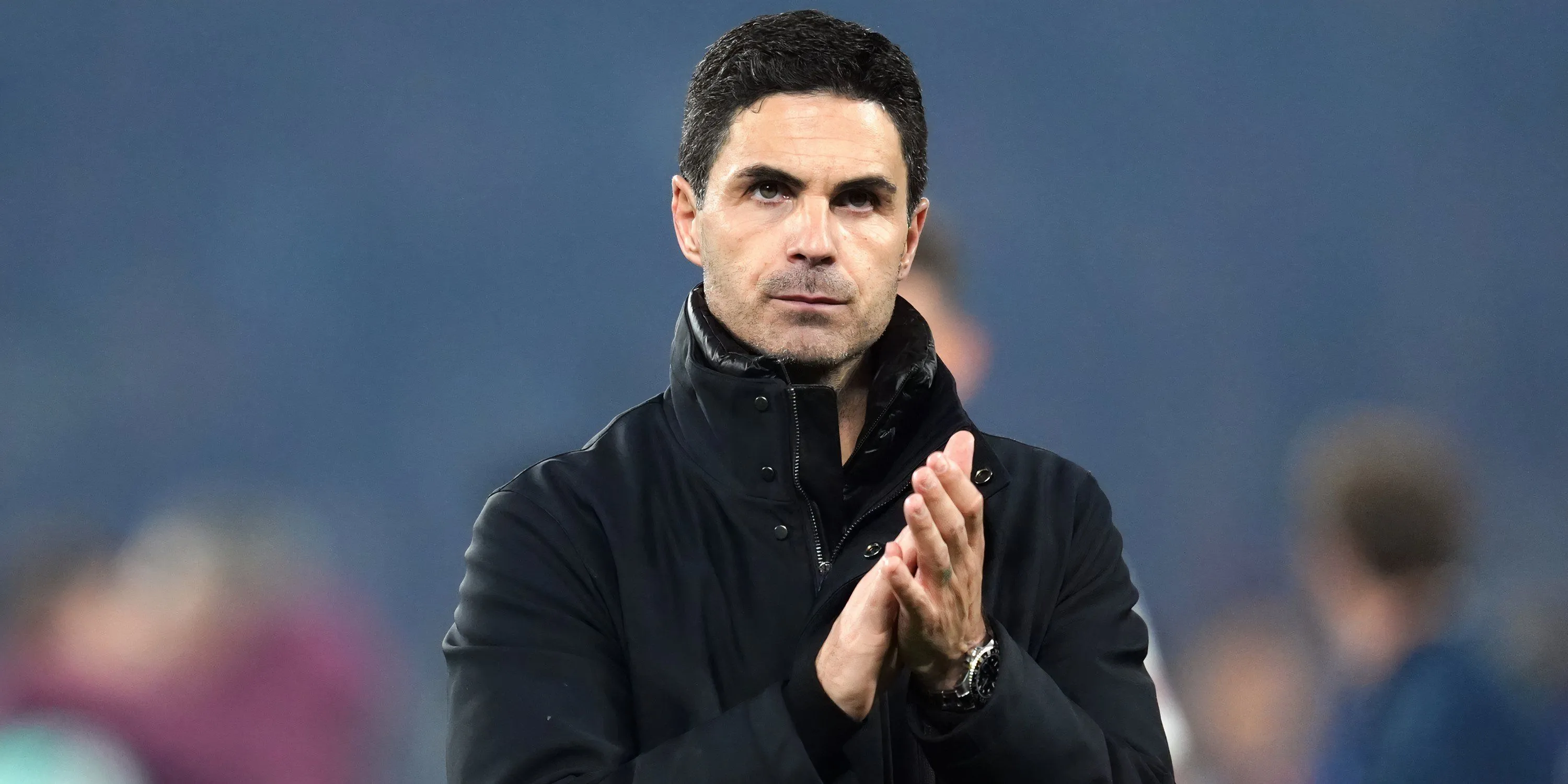 Huấn luyện viên Mikel Arteta vỗ tay tri ân người hâm mộ Arsenal.