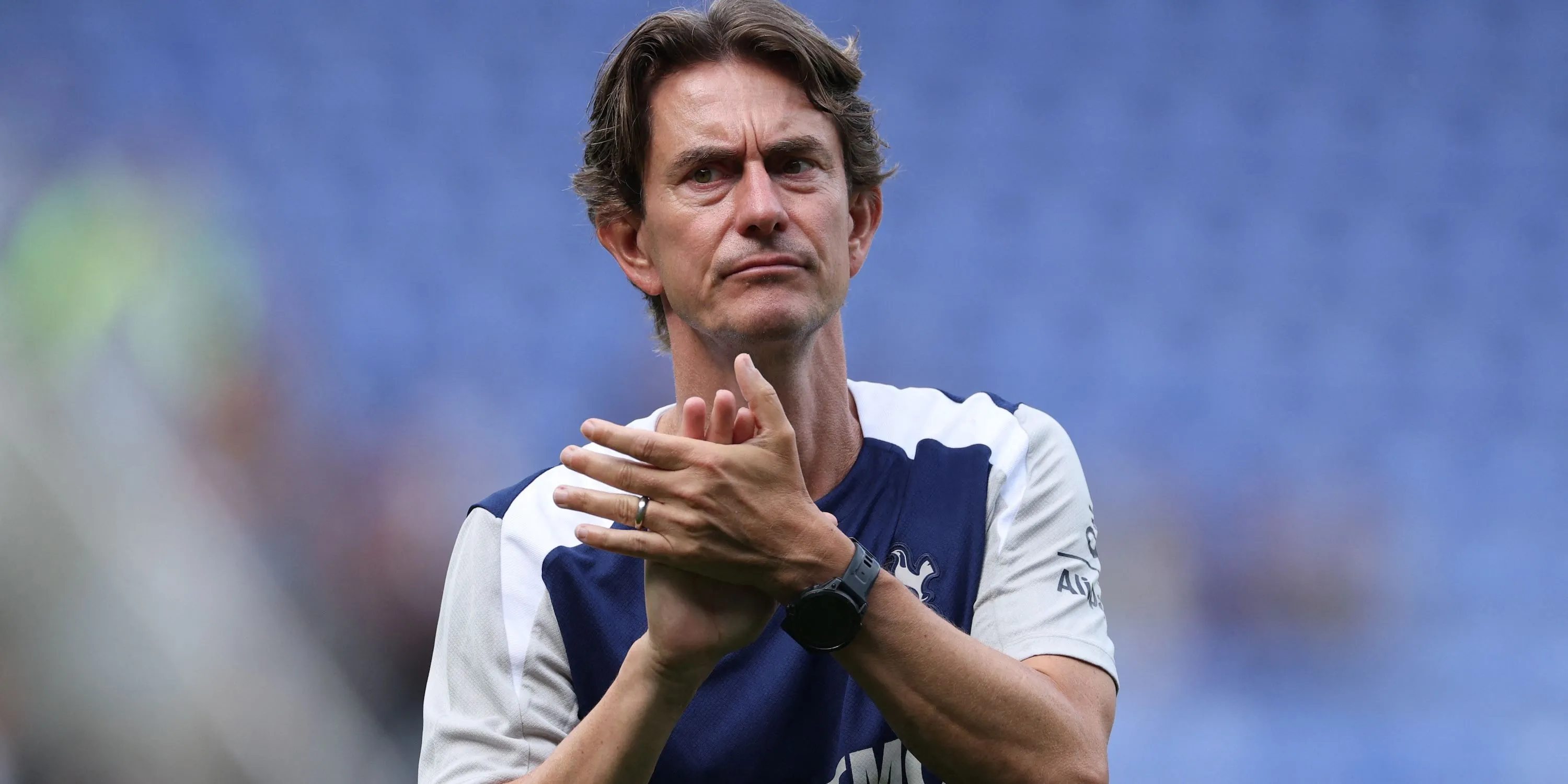 Huấn luyện viên Tottenham Thomas Frank ăn mừng trên sân cỏ