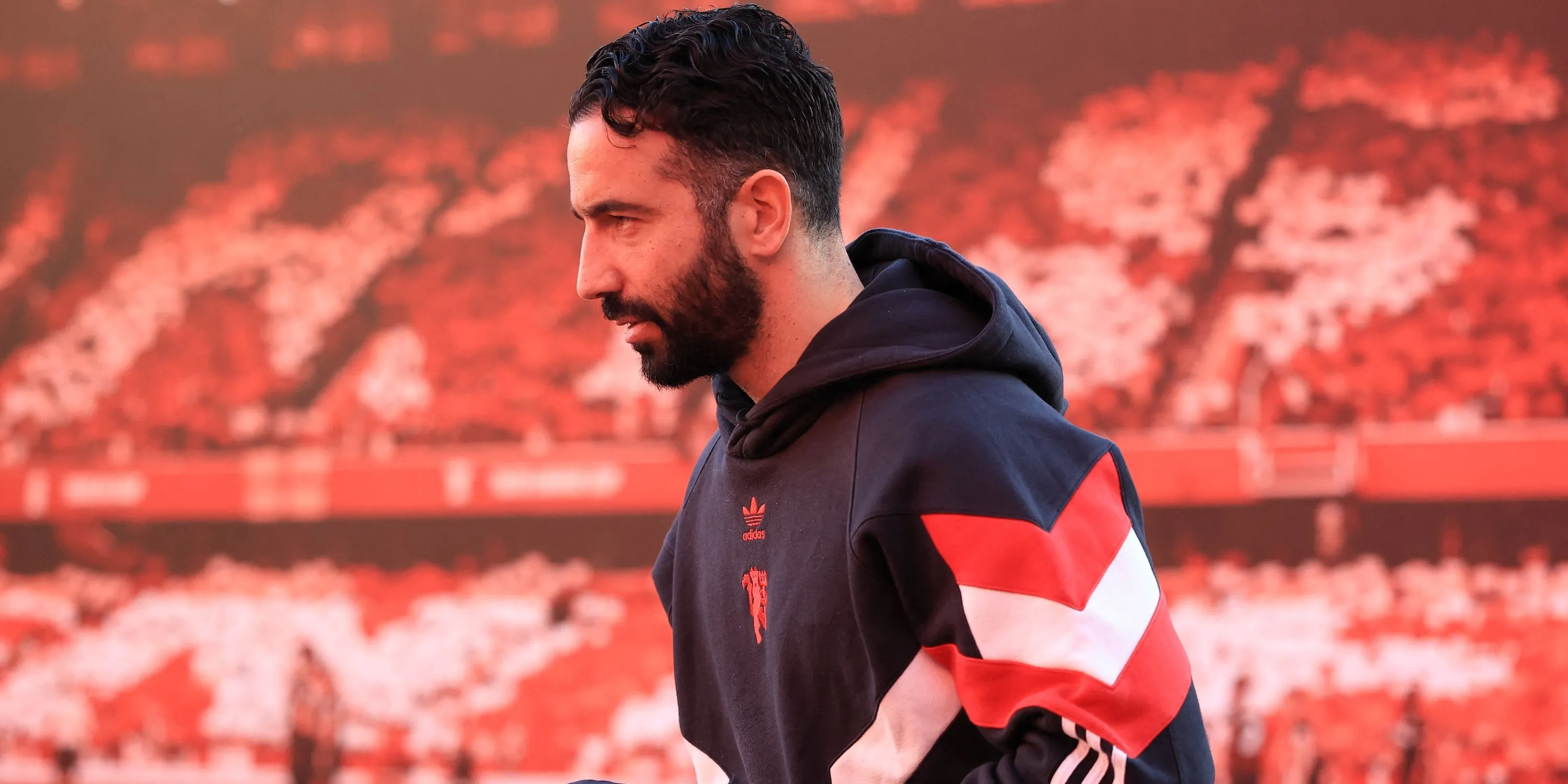 Huấn luyện viên trưởng Manchester United, Ruben Amorim, đến sân trước trận đấu