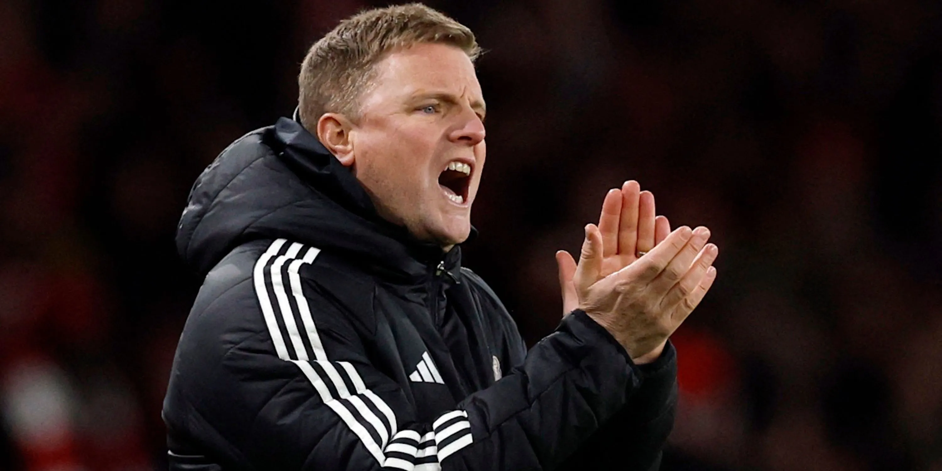 Huấn luyện viên trưởng Newcastle United, Eddie Howe, chỉ đạo trên sân