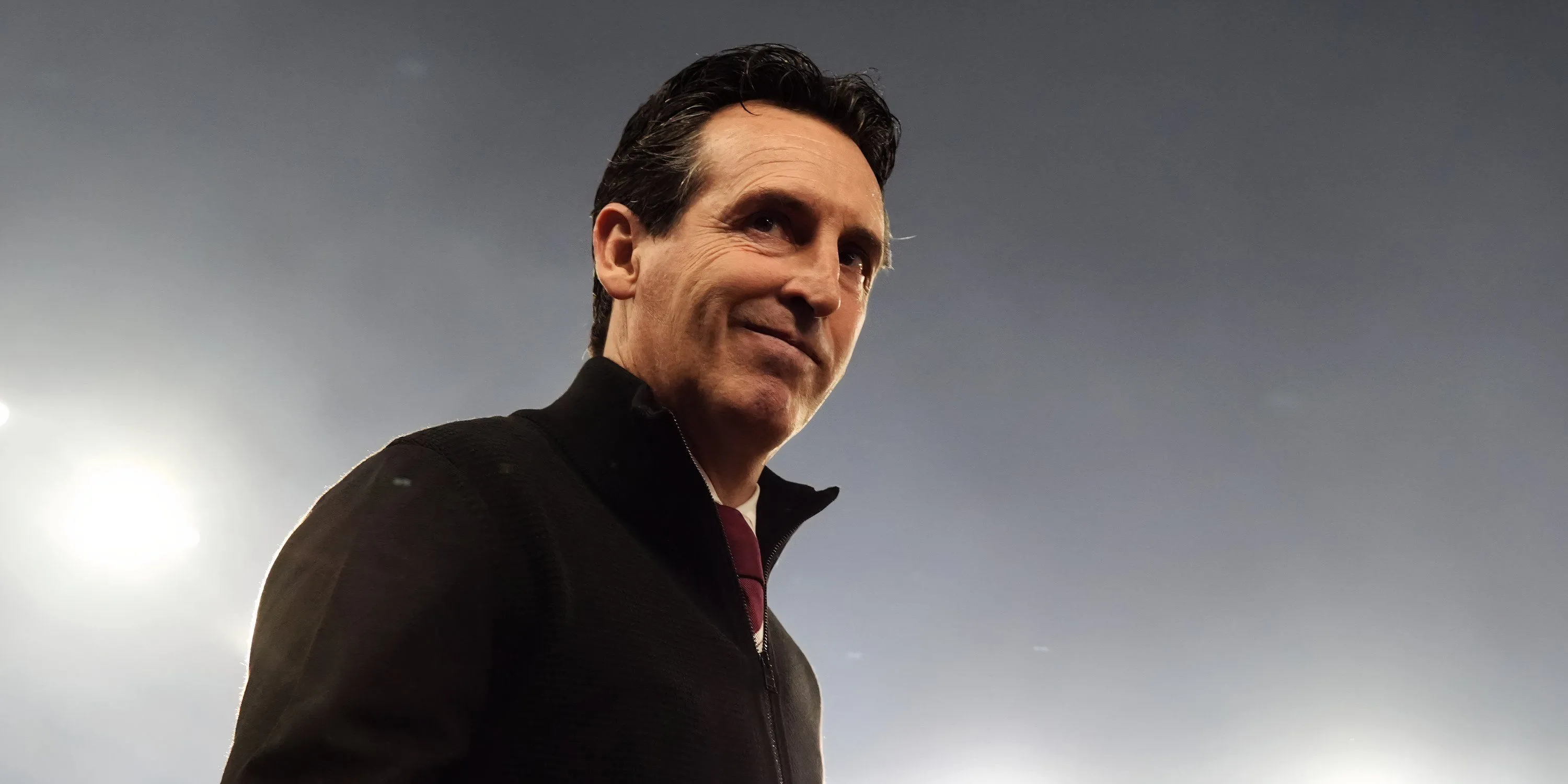 Huấn luyện viên Unai Emery của Aston Villa chỉ đạo trên sân.