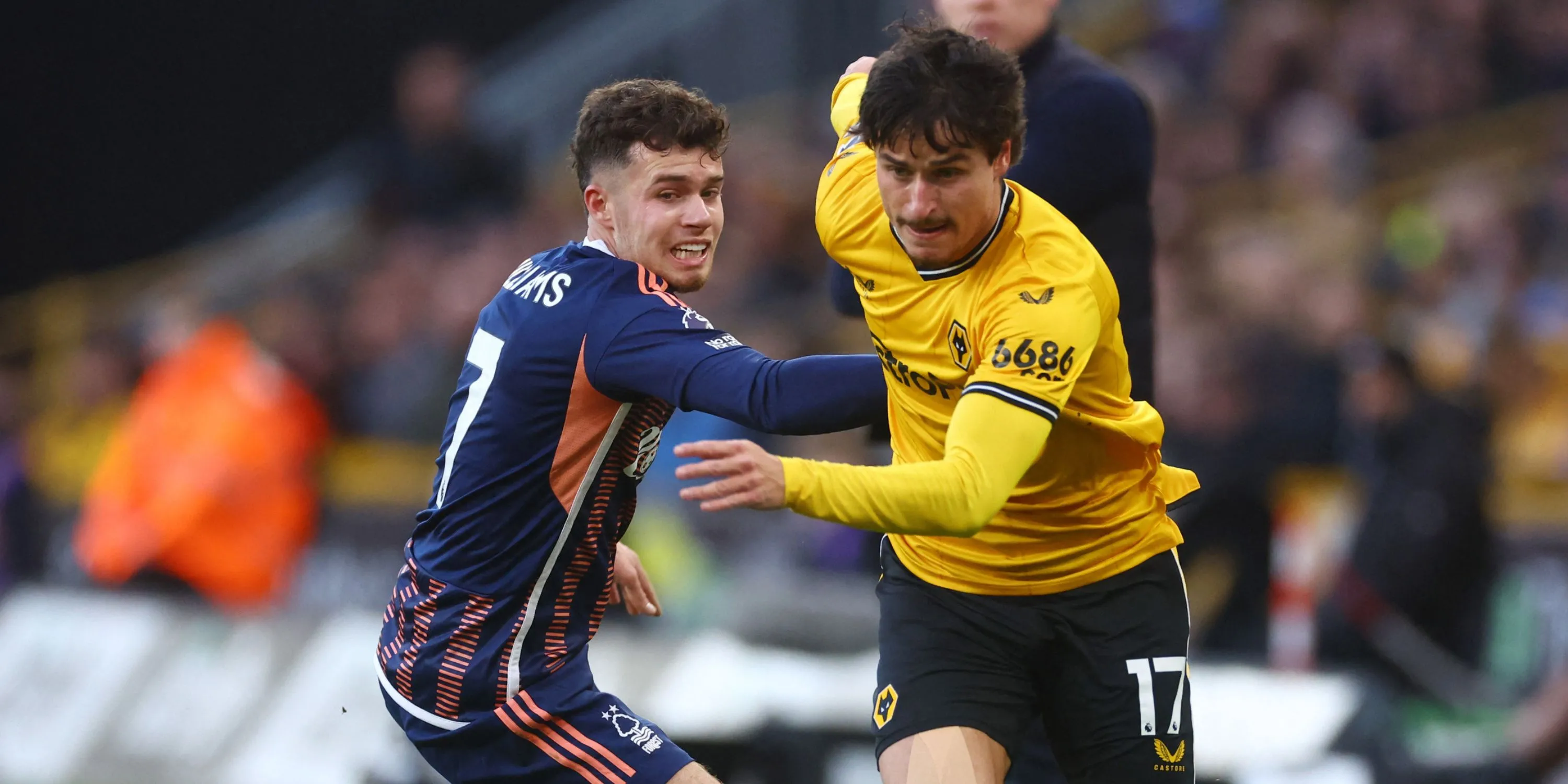 Hugo Bueno thi đấu cho Wolves tại Premier League, cầu thủ được Leeds quan tâm