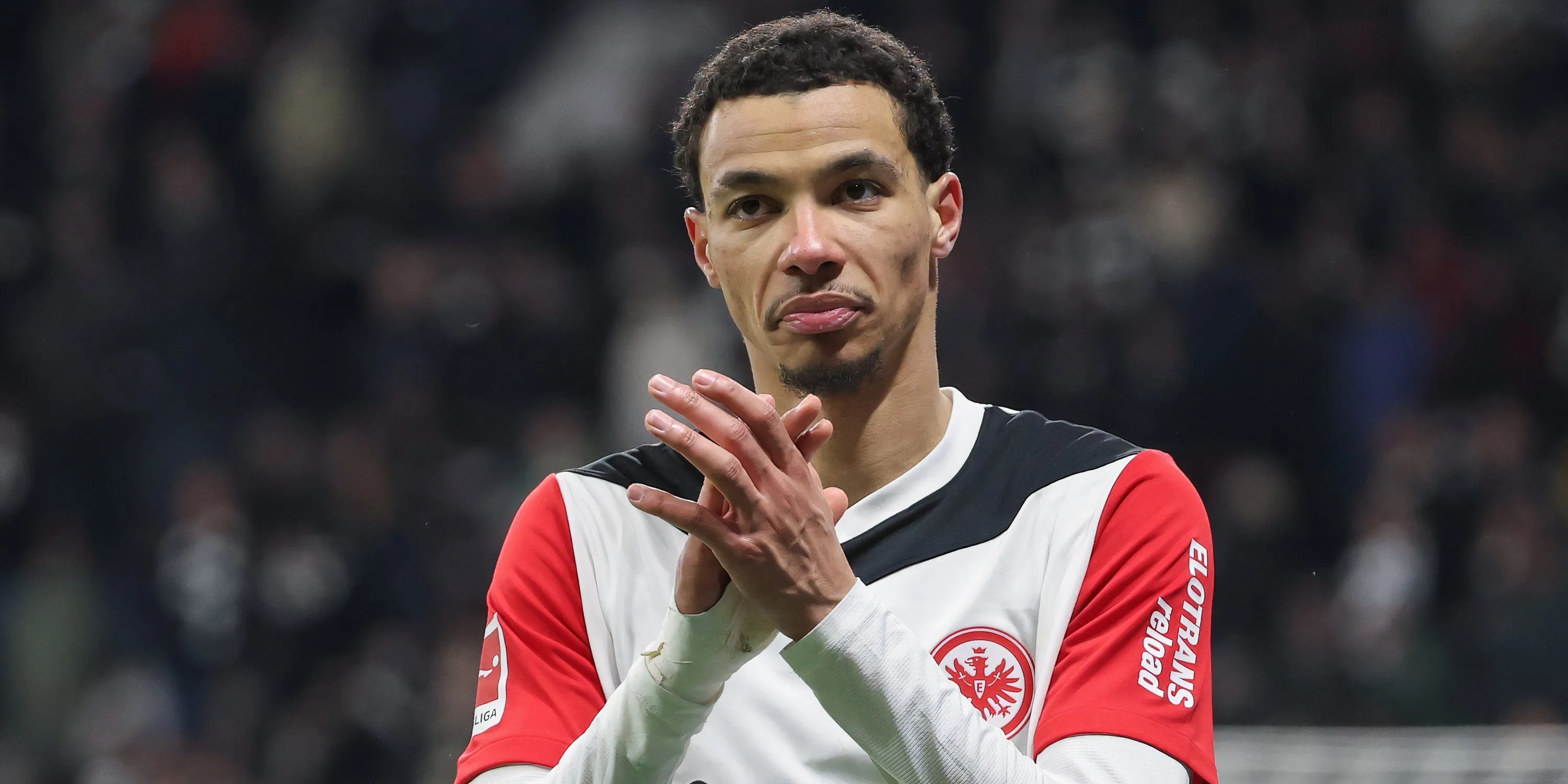 Hugo Ekitike vỗ tay cảm ơn người hâm mộ Eintracht Frankfurt, thể hiện sự kết nối và tầm ảnh hưởng của anh trong lối chơi tập thể.