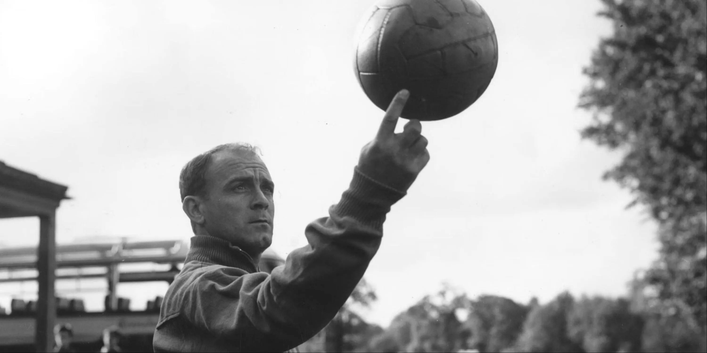 Huyền thoại Alfredo Di Stéfano, biểu tượng của kỷ nguyên vàng Real Madrid với 5 Cúp C1