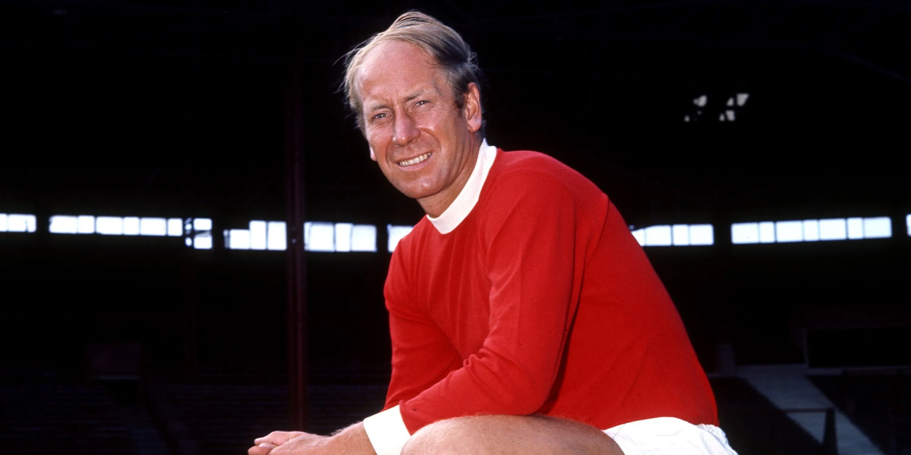 Huyền thoại Bobby Charlton trong màu áo Manchester United, người được Sir Alex Ferguson ca ngợi là cầu thủ Anh vĩ đại nhất.