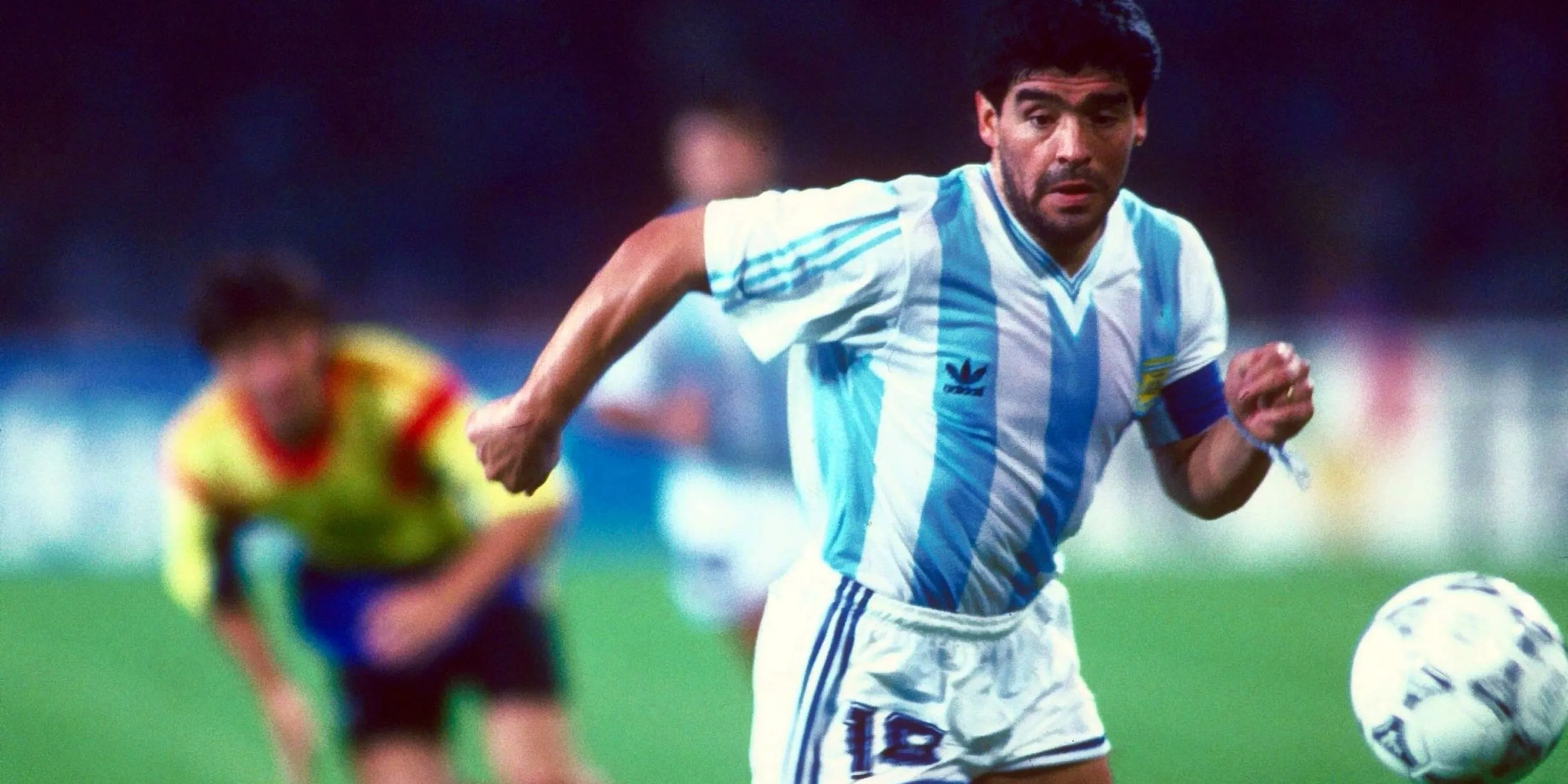 Huyền thoại Diego Maradona với biểu cảm tập trung, suy tư khi theo dõi trận đấu, người từng ca ngợi sự cuồng nhiệt của fan Liverpool.