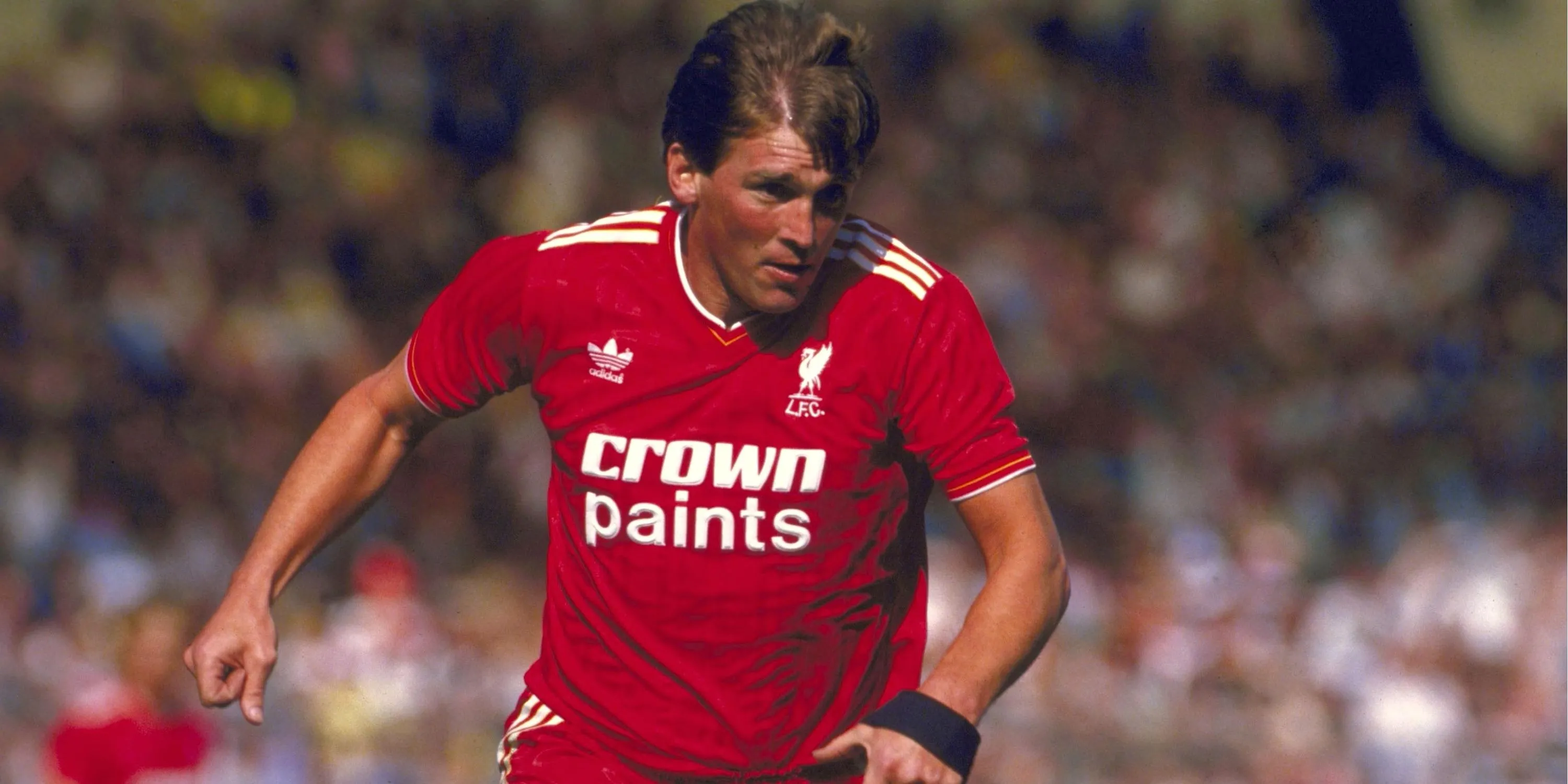 Huyền thoại Kenny Dalglish trong màu áo Liverpool, đại diện cho kỷ nguyên thống trị 1975-1984