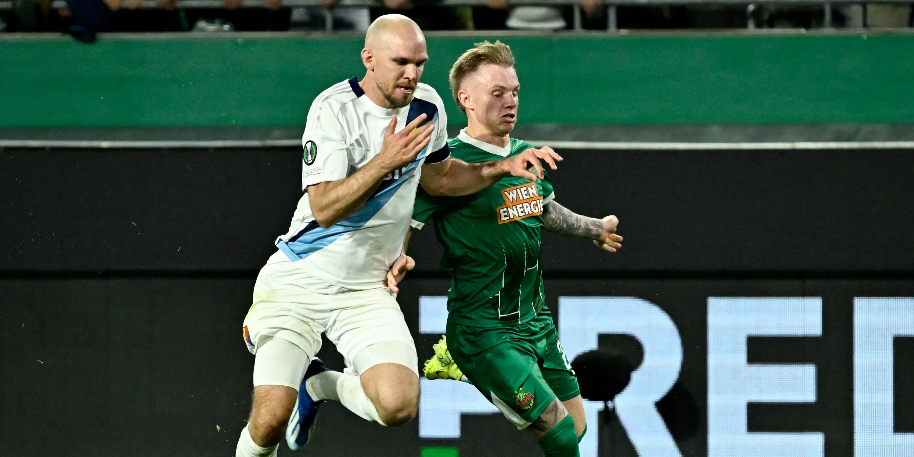 Isak Jansson thi đấu cho Rapid Vienna, cầu thủ chạy cánh được Celtic nhắm tới.