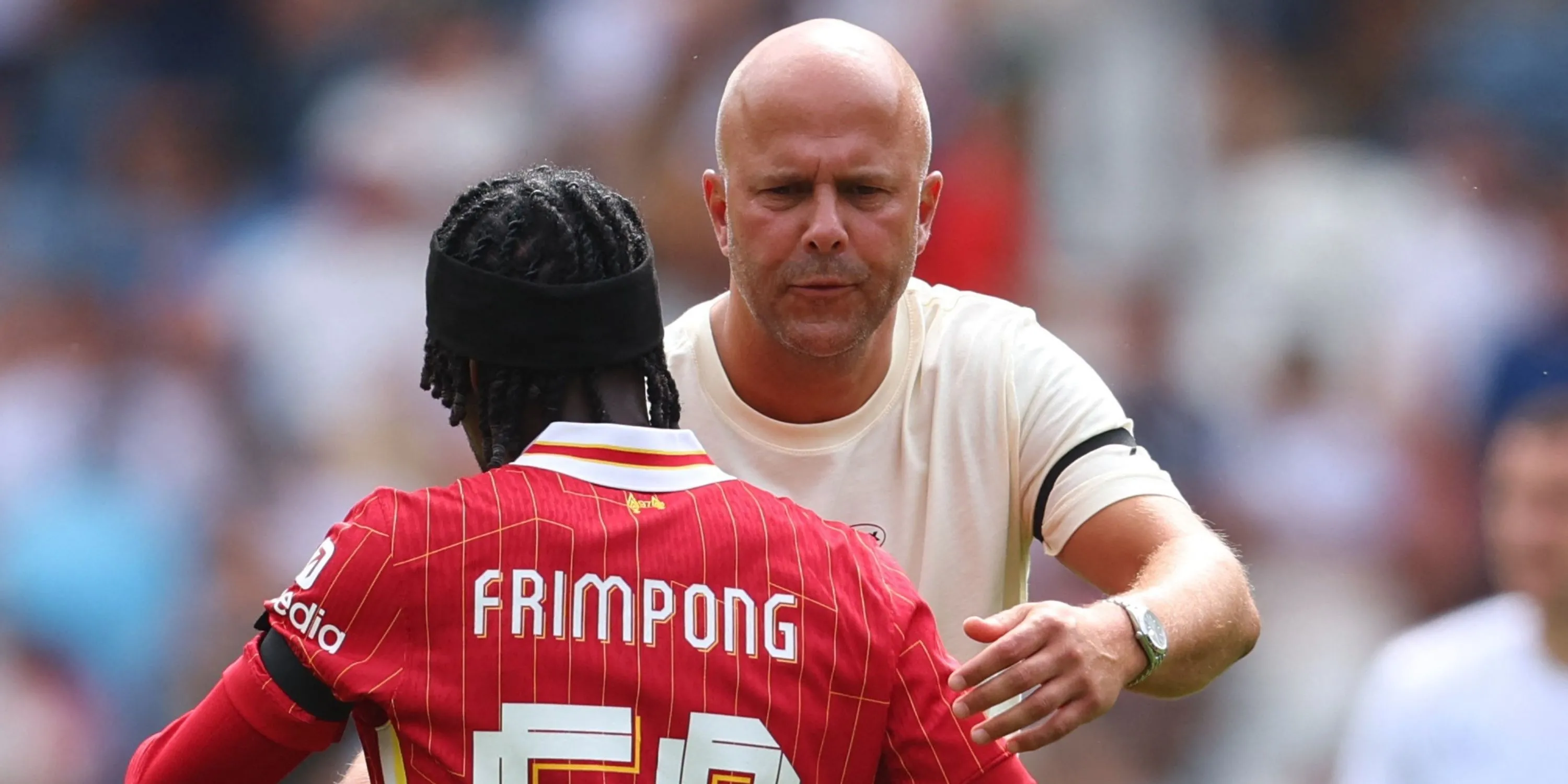 Jeremie Frimpong và HLV Arne Slot trong trận ra mắt tiền mùa giải của Liverpool