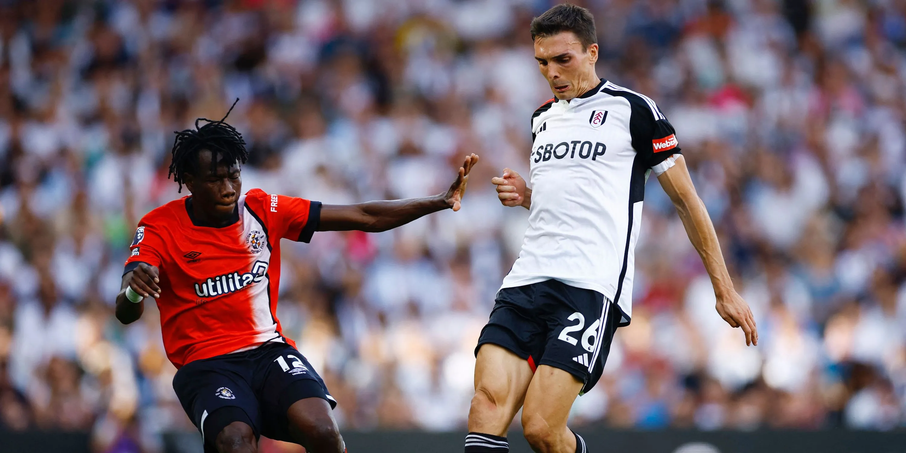 João Palhinha của Fulham đối đầu Issa Kaboré của Luton Town trong một trận đấu Premier League