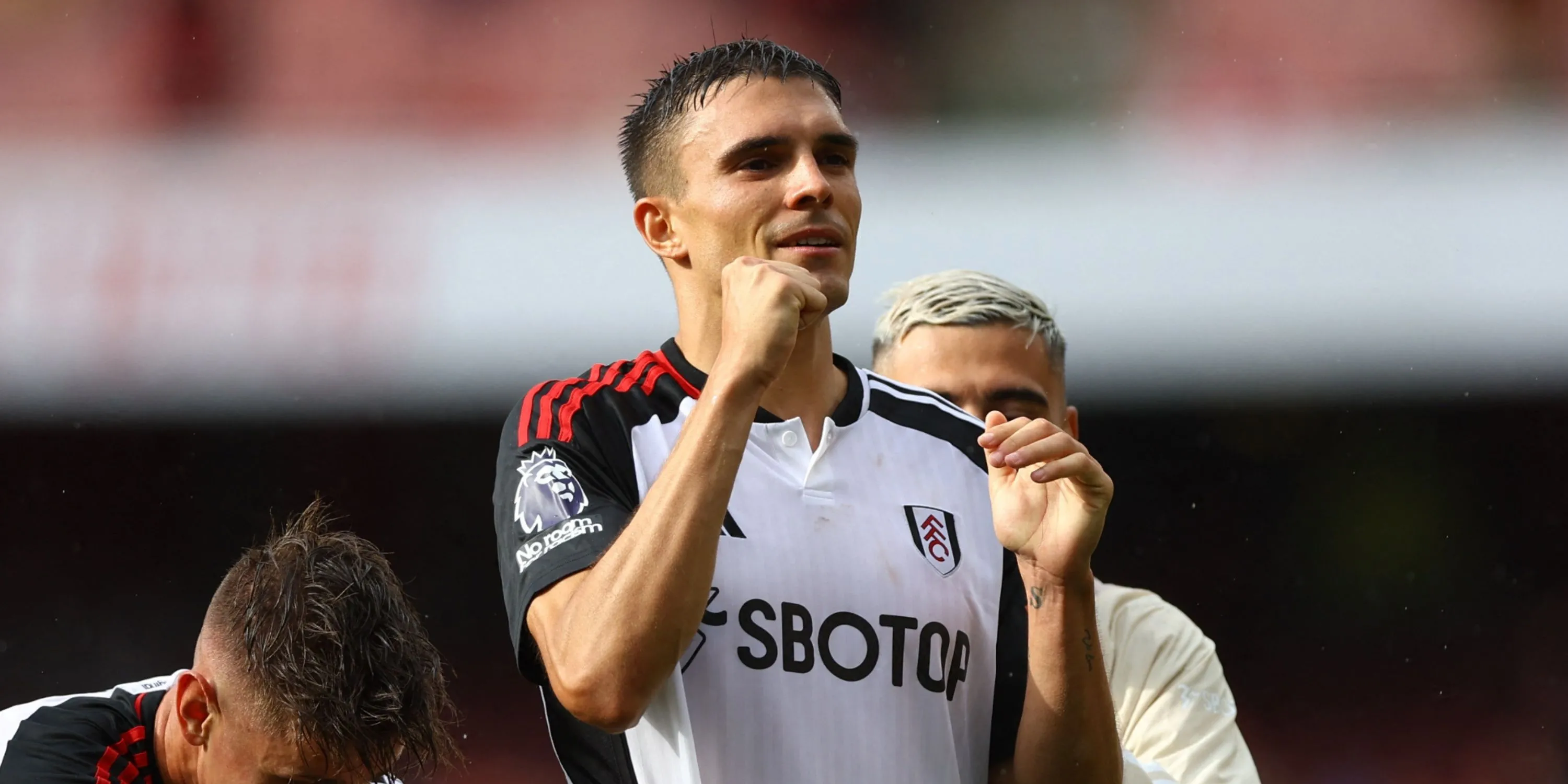 João Palhinha trong màu áo Fulham tranh chấp bóng tại Premier League
