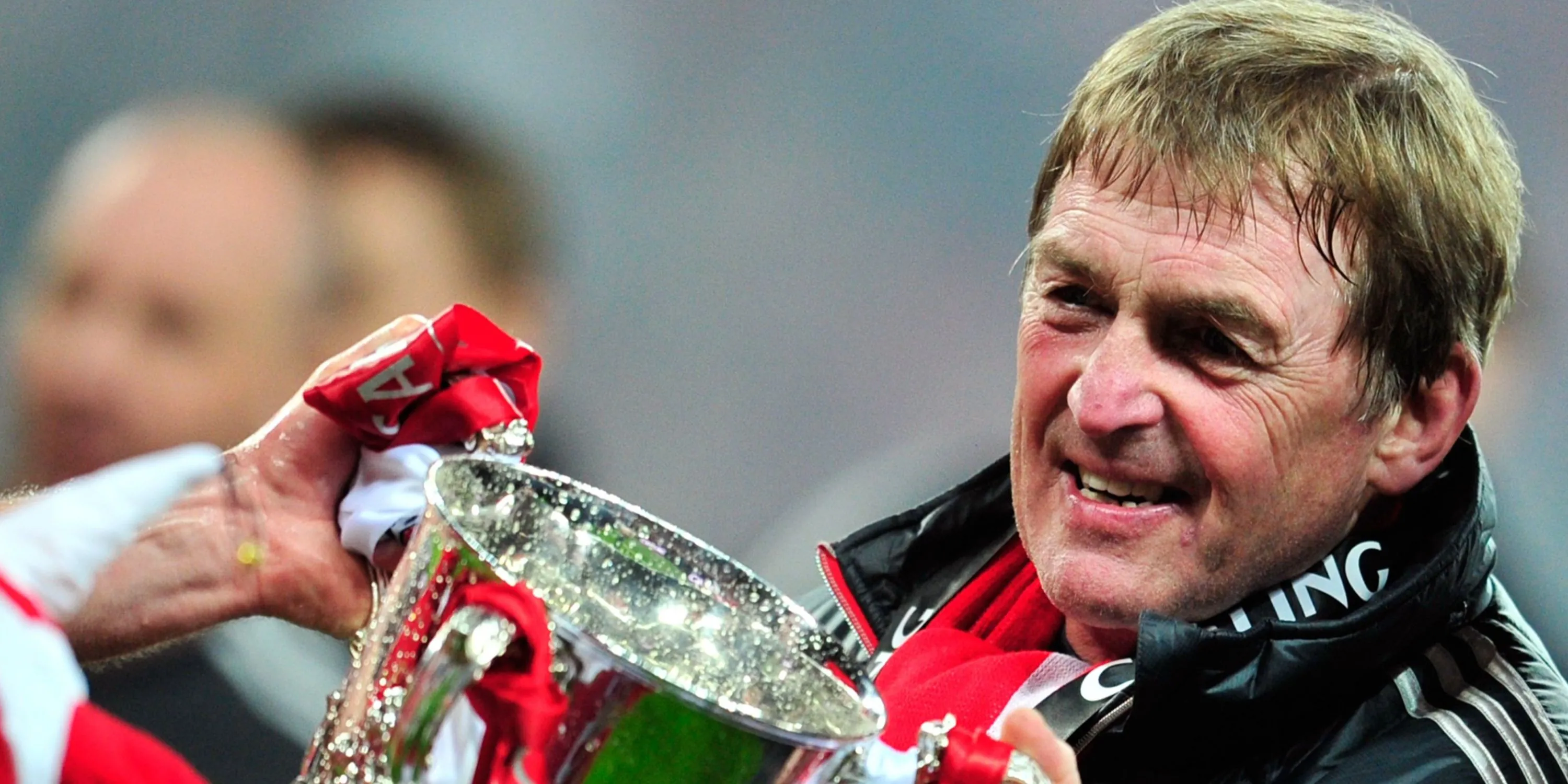 Kenny Dalglish nâng cao chiếc Cúp Liên đoàn Anh