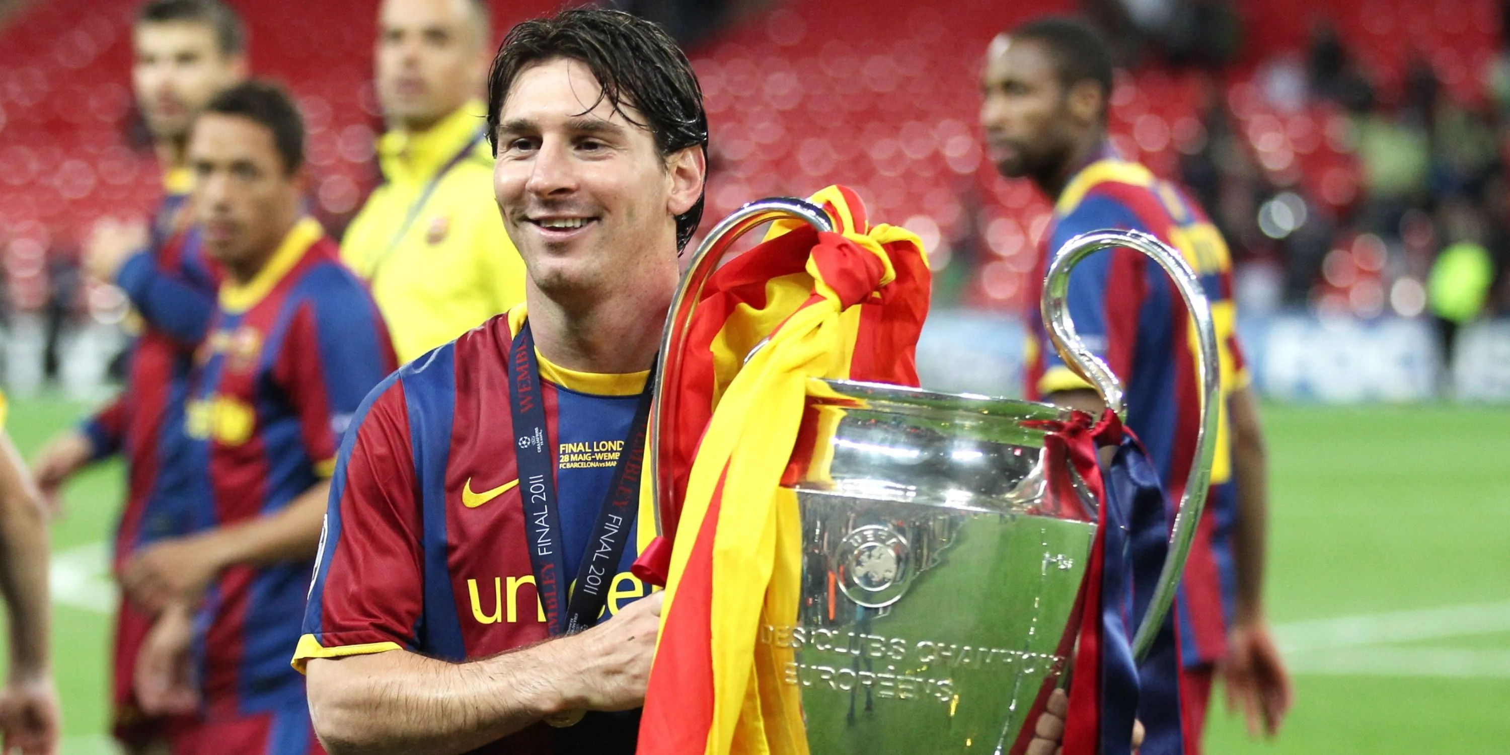 Lionel Messi ăn mừng cùng cúp Champions League sau chiến thắng trước Manchester United