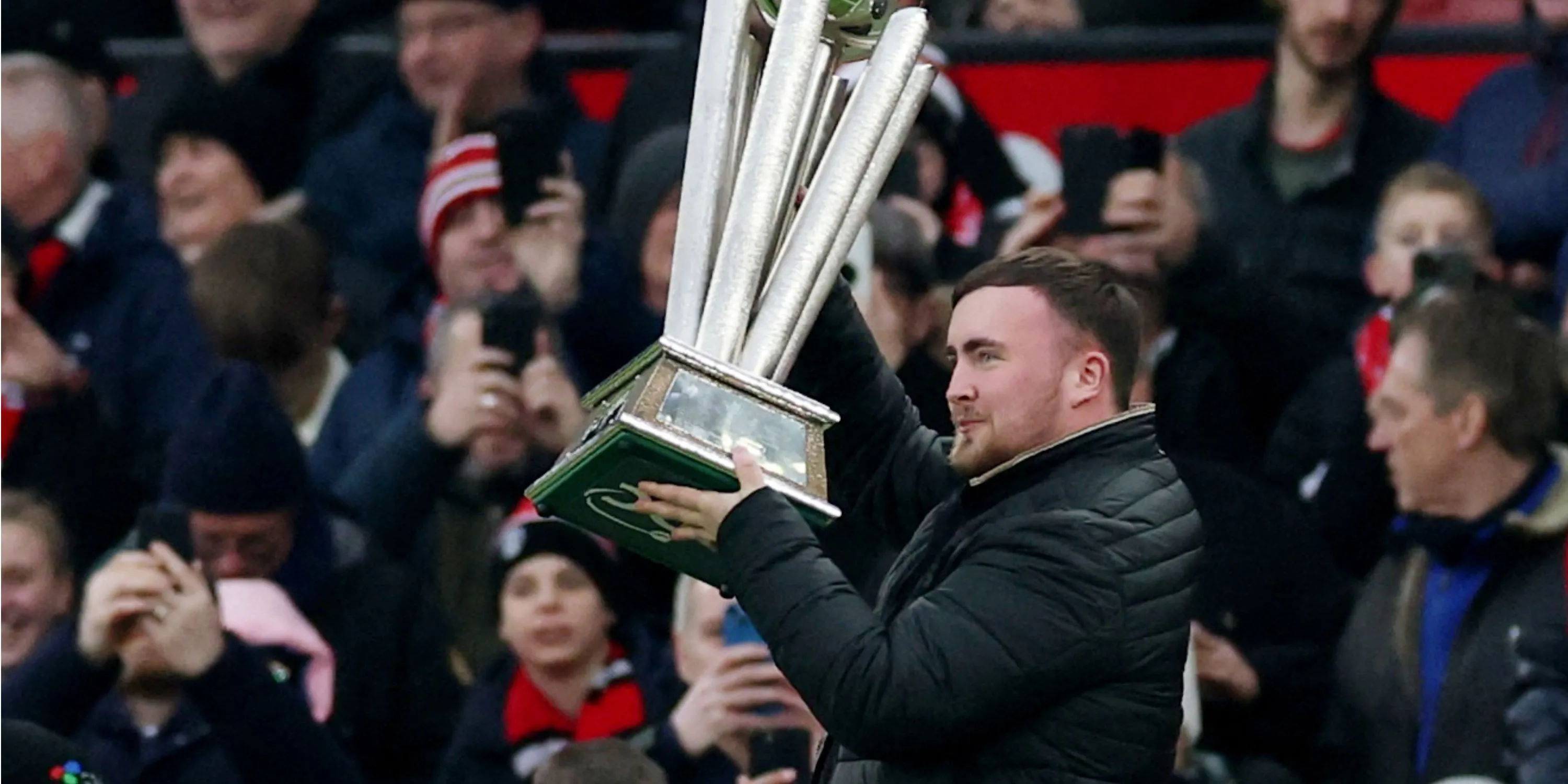 Luke Littler, ngôi sao phi tiêu, diện áo Manchester United