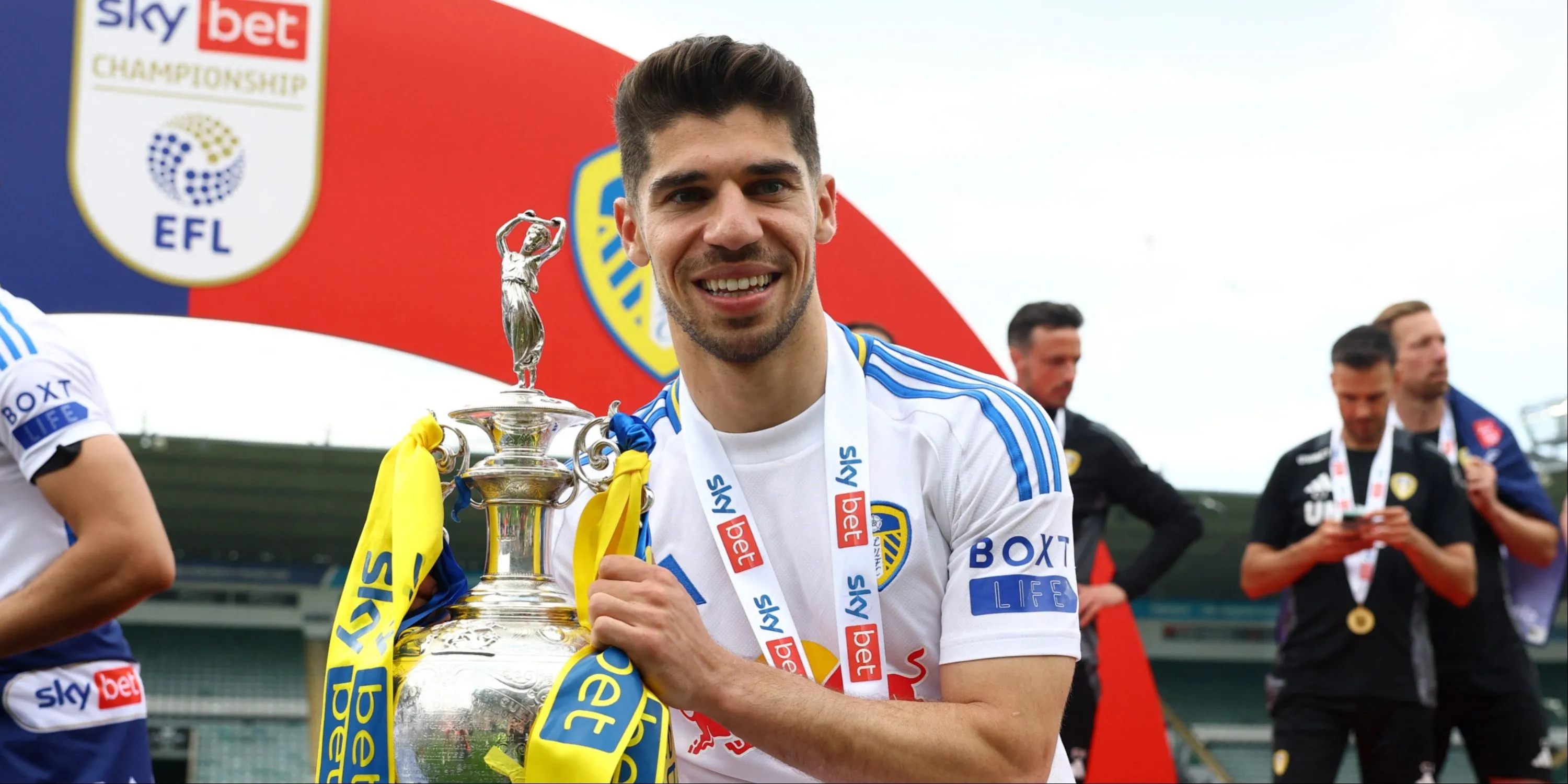 Manor Solomon, tiền đạo của Tottenham Hotspur, đã từng khoác áo Leeds và đang được cân nhắc trở lại Elland Road.