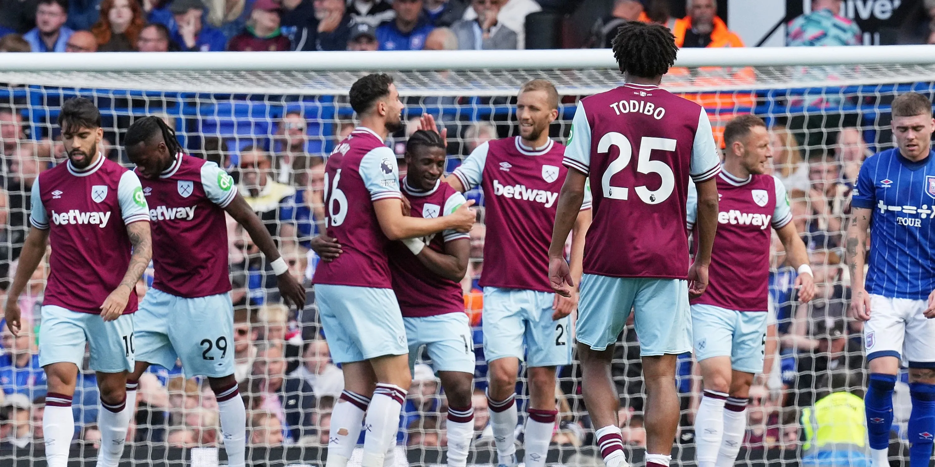 Mohammed Kudus thi đấu cho West Ham trước khi chuyển đến Tottenham, để lại khoảng trống lớn trên hàng công.