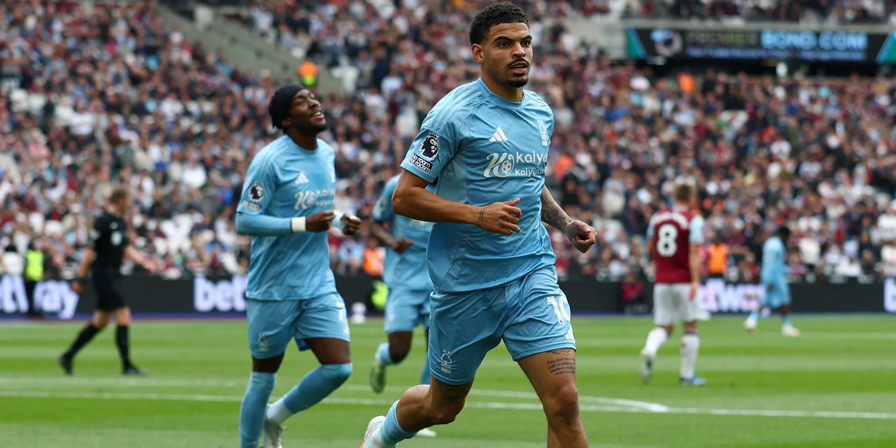 Morgan Gibbs-White ăn mừng bàn thắng trong màu áo Nottingham Forest, mục tiêu chuyển nhượng của Tottenham