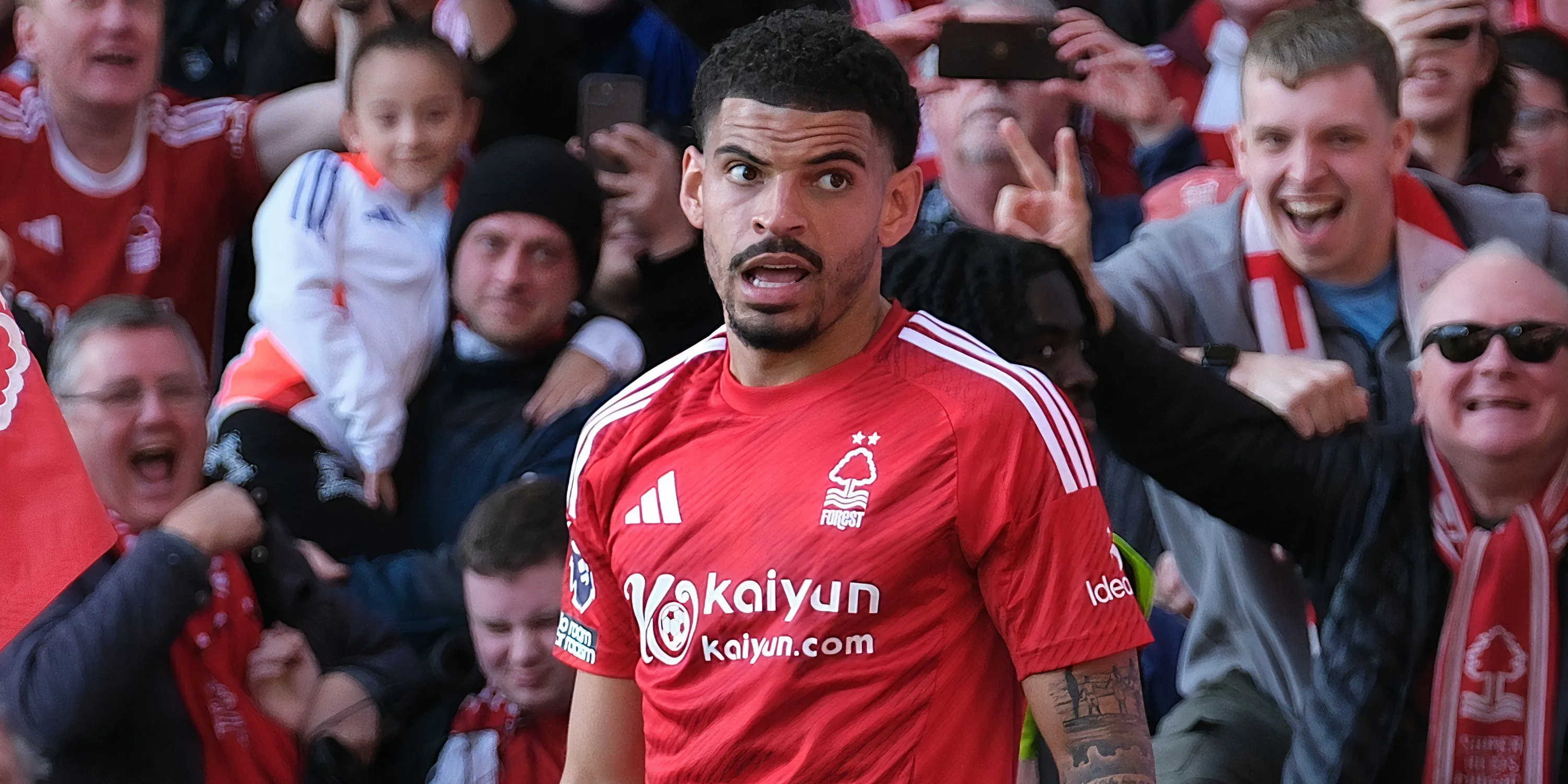 Morgan Gibbs-White ăn mừng sau khi ghi bàn cho Nottingham Forest