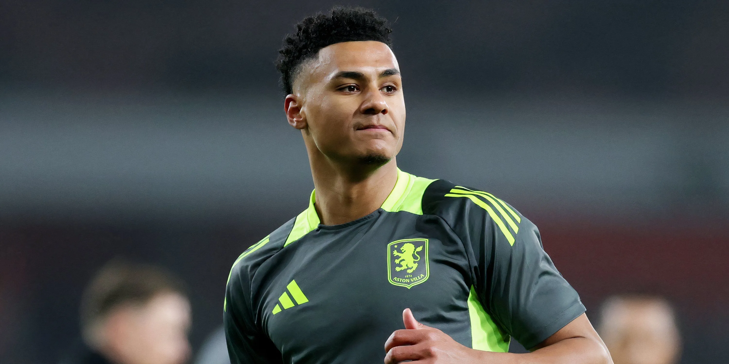 Ollie Watkins khởi động trước trận đấu với Aston Villa